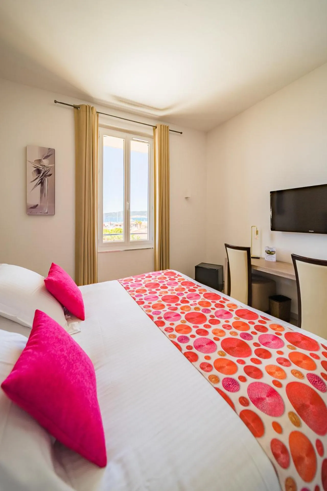 Bed in Hôtel Le Rabelais
