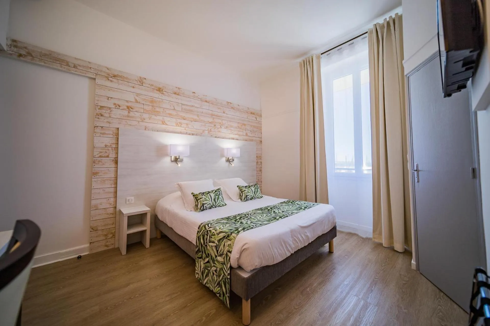 Photo of the whole room, Bed in Hôtel Le Rabelais