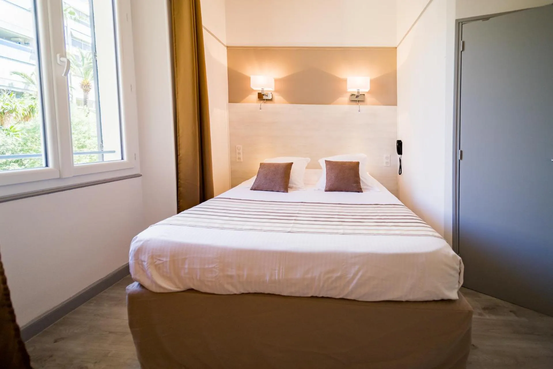Bed in Hôtel Le Rabelais