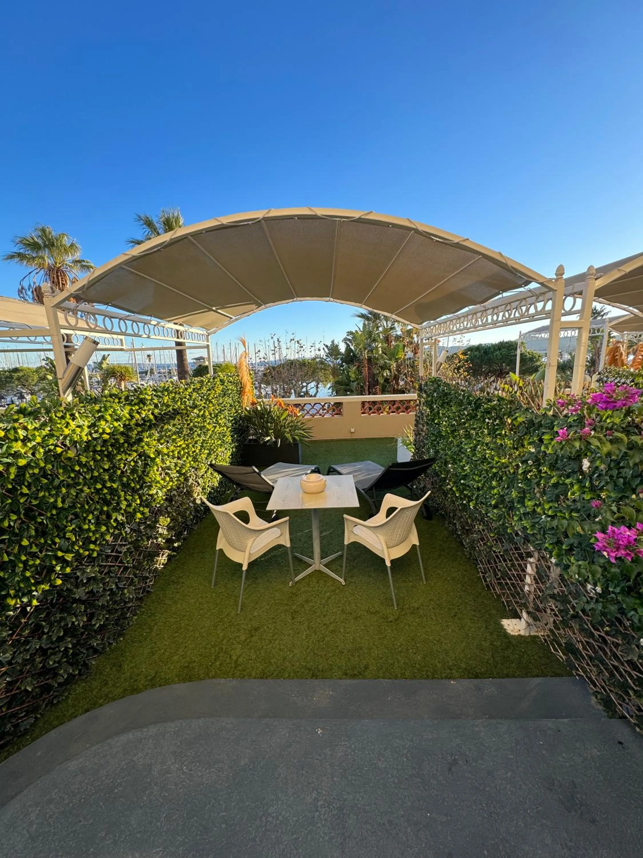 Patio in Hôtel Le Rabelais