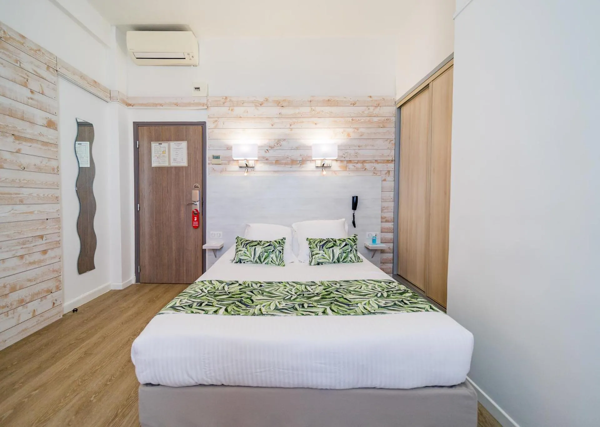 Bedroom, Bed in Hôtel Le Rabelais