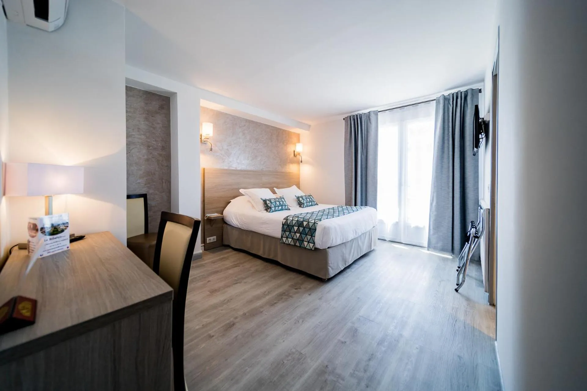 Bedroom, Bed in Hôtel Le Rabelais