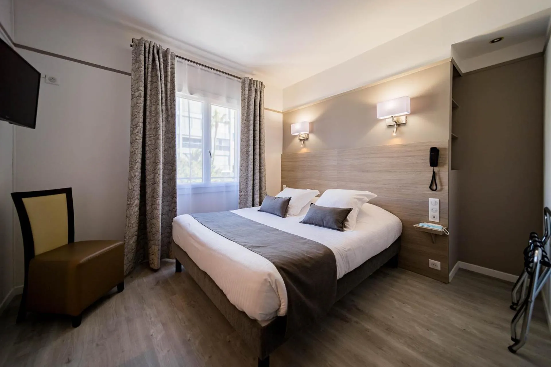 Bedroom, Bed in Hôtel Le Rabelais