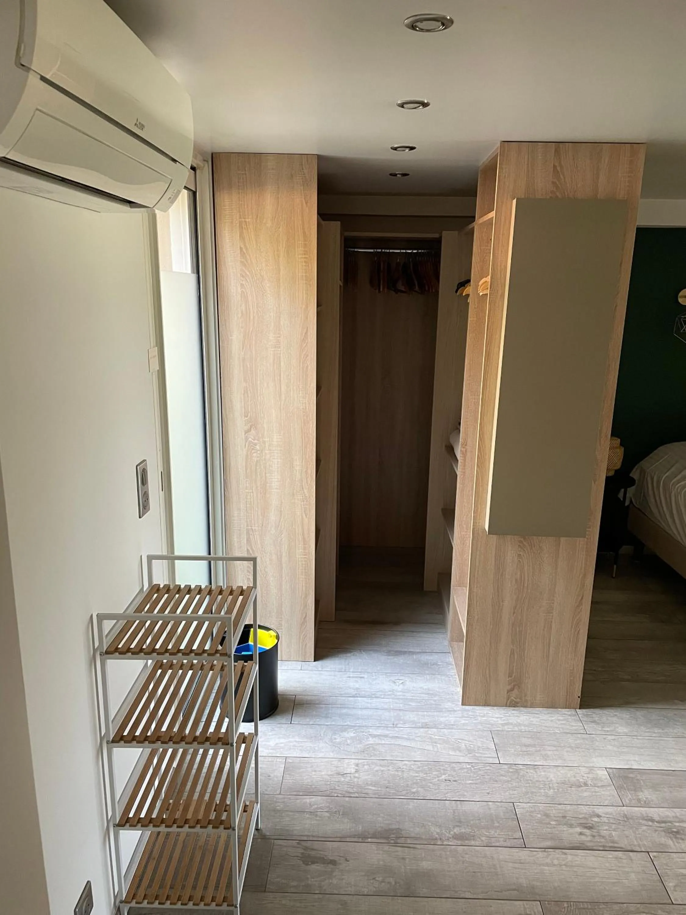 wardrobe in Hôtel Le Rabelais