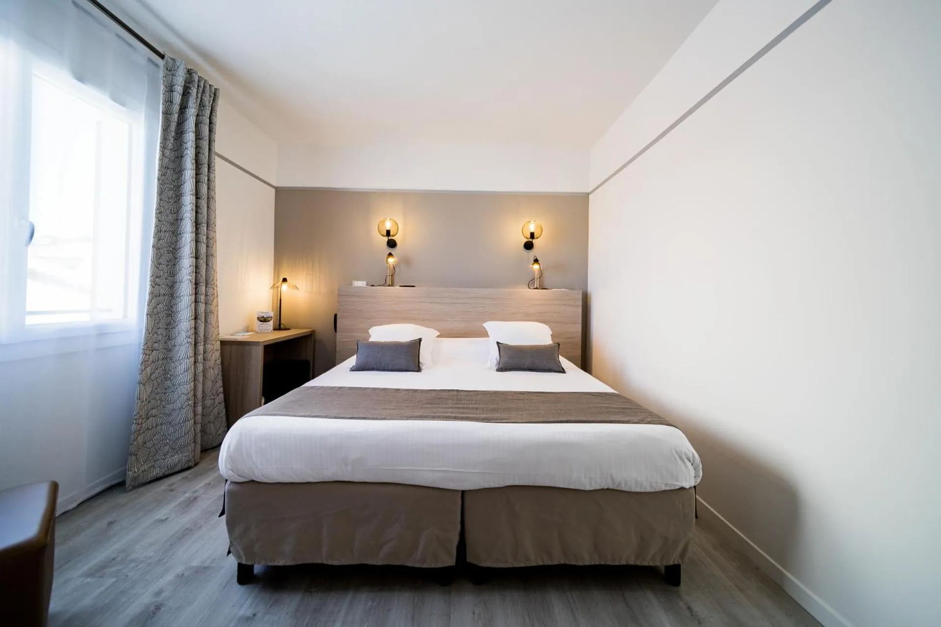 Bed in Hôtel Le Rabelais