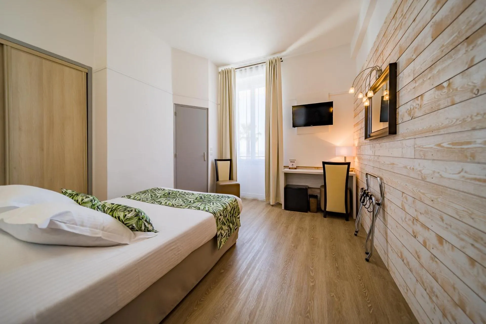 Bedroom, Bed in Hôtel Le Rabelais