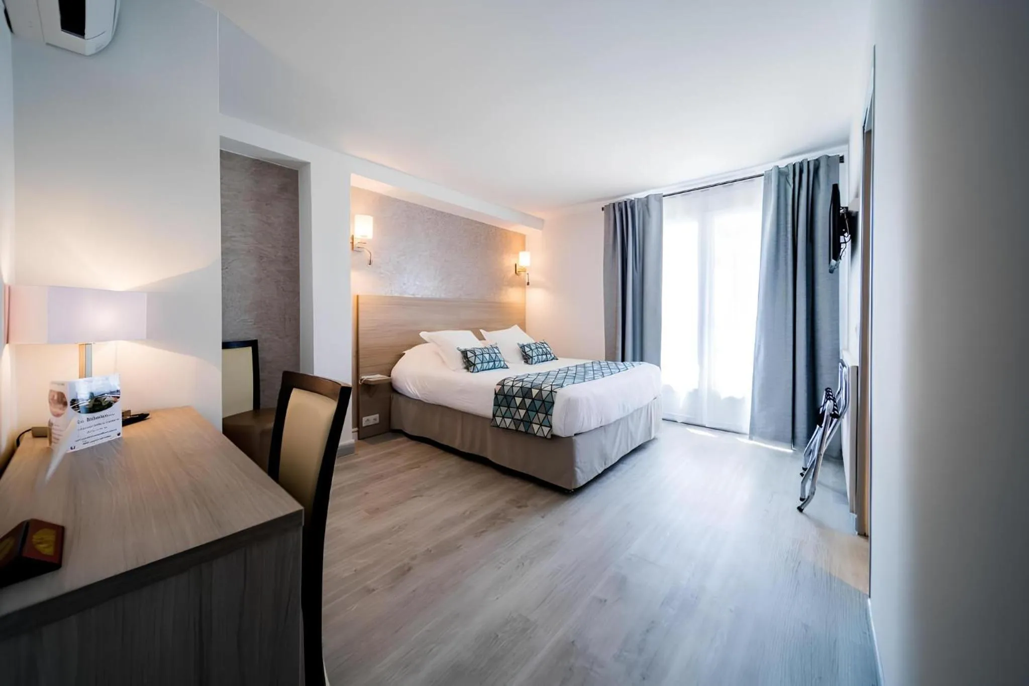 Photo of the whole room, Bed in Hôtel Le Rabelais