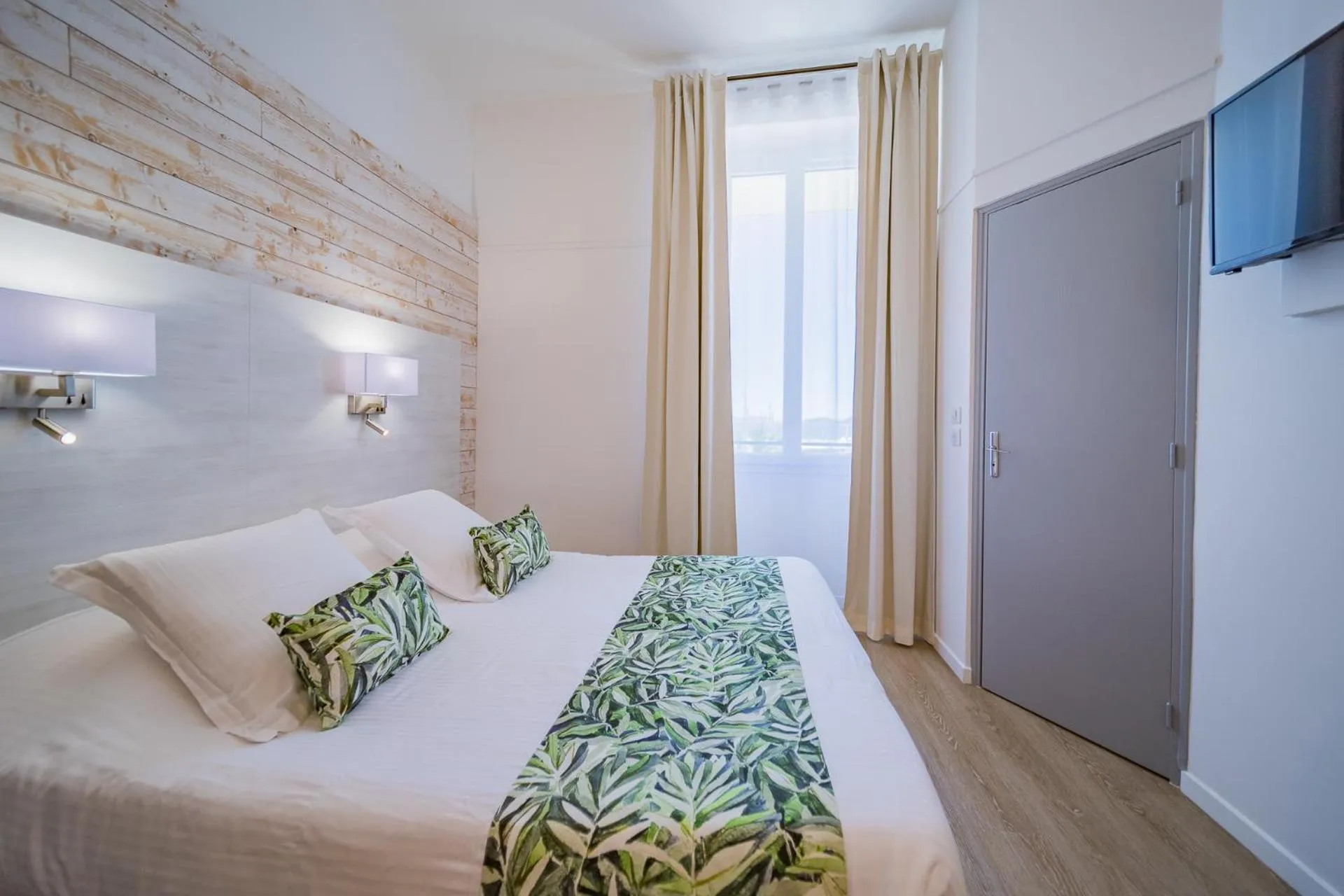 Bedroom, Bed in Hôtel Le Rabelais