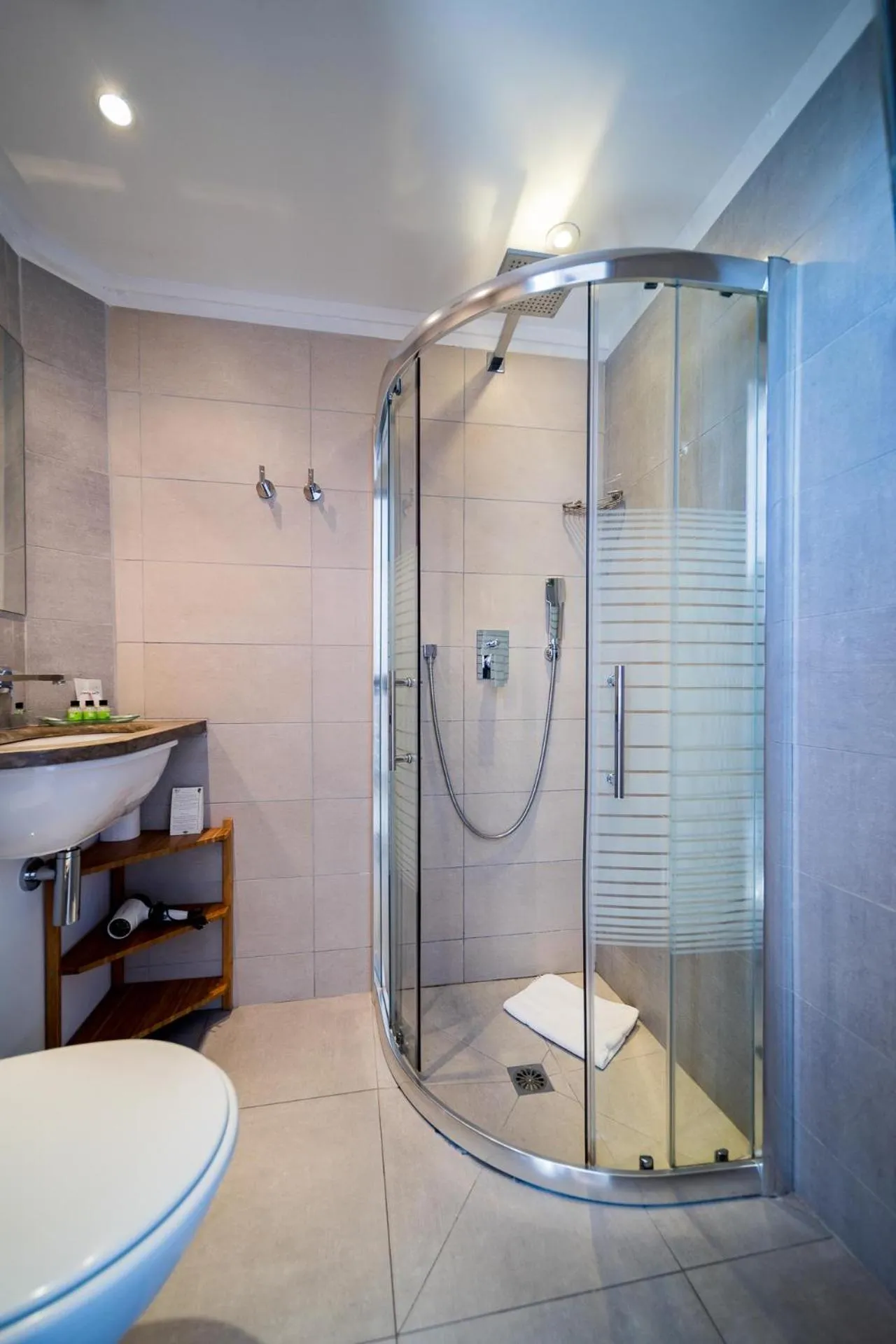 Shower in Hôtel Le Rabelais