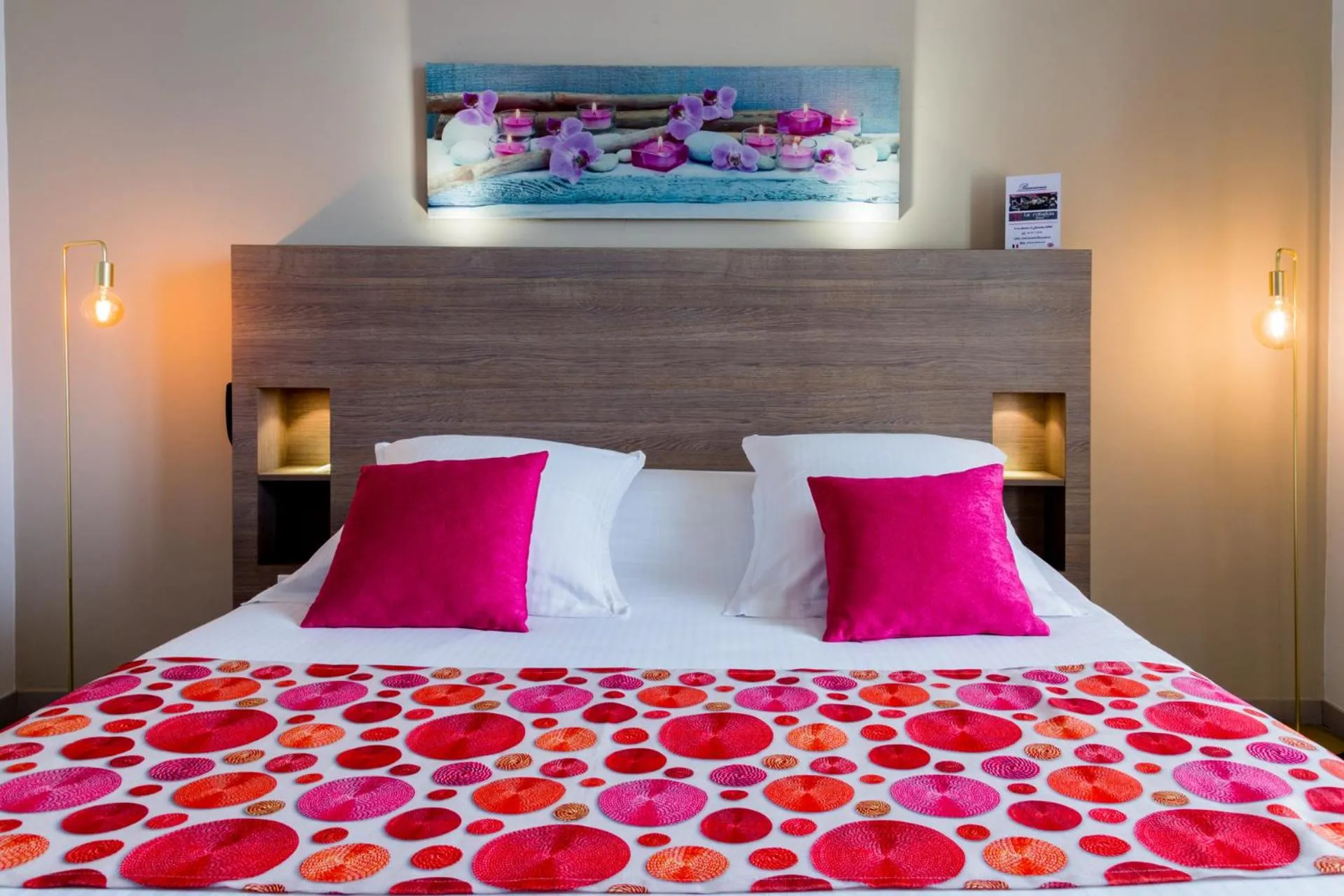 Bed in Hôtel Le Rabelais