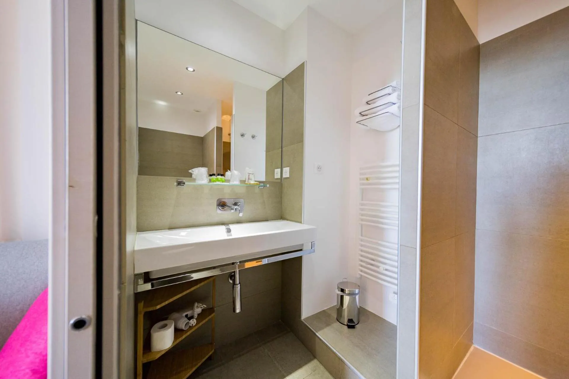 Bathroom in Hôtel Le Rabelais