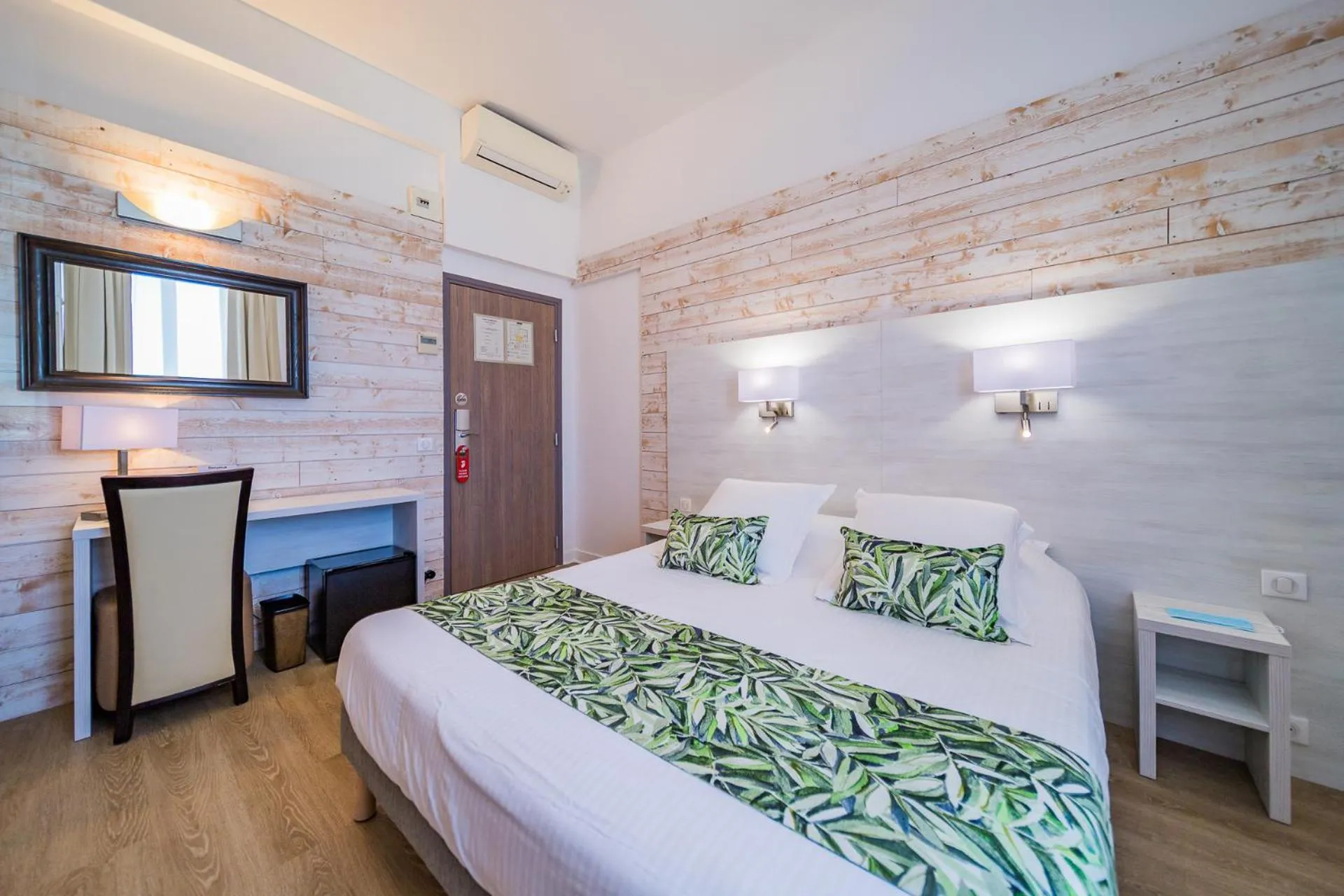 Photo of the whole room, Bed in Hôtel Le Rabelais