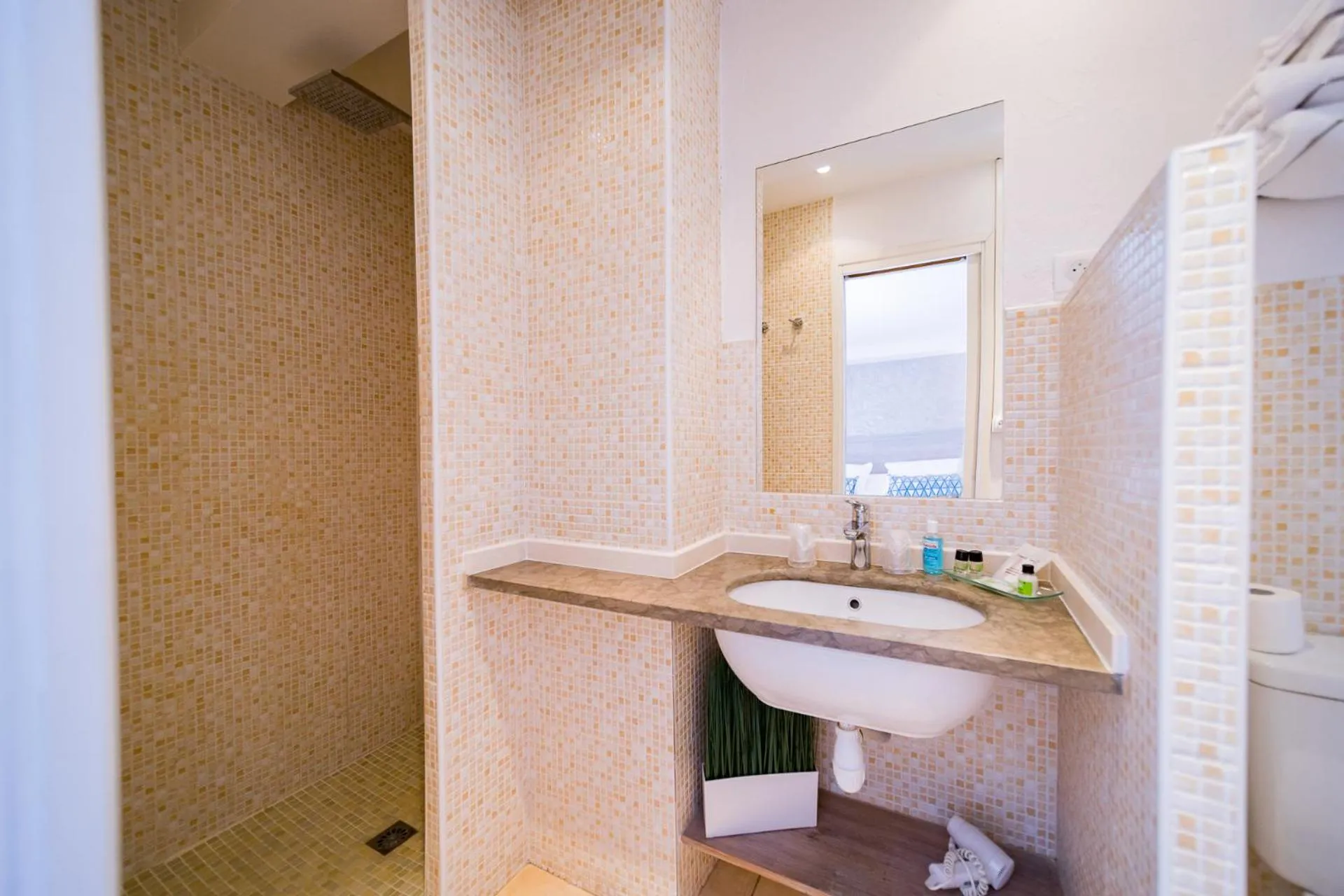 Bathroom in Hôtel Le Rabelais