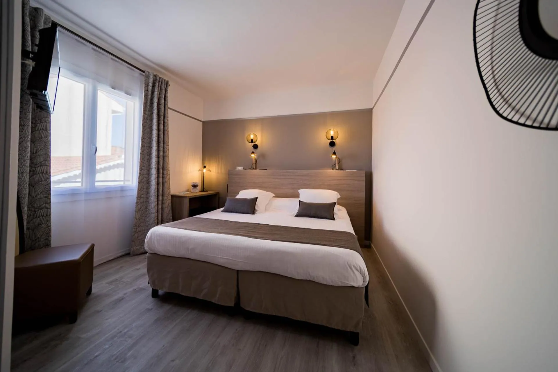 Bedroom, Bed in Hôtel Le Rabelais