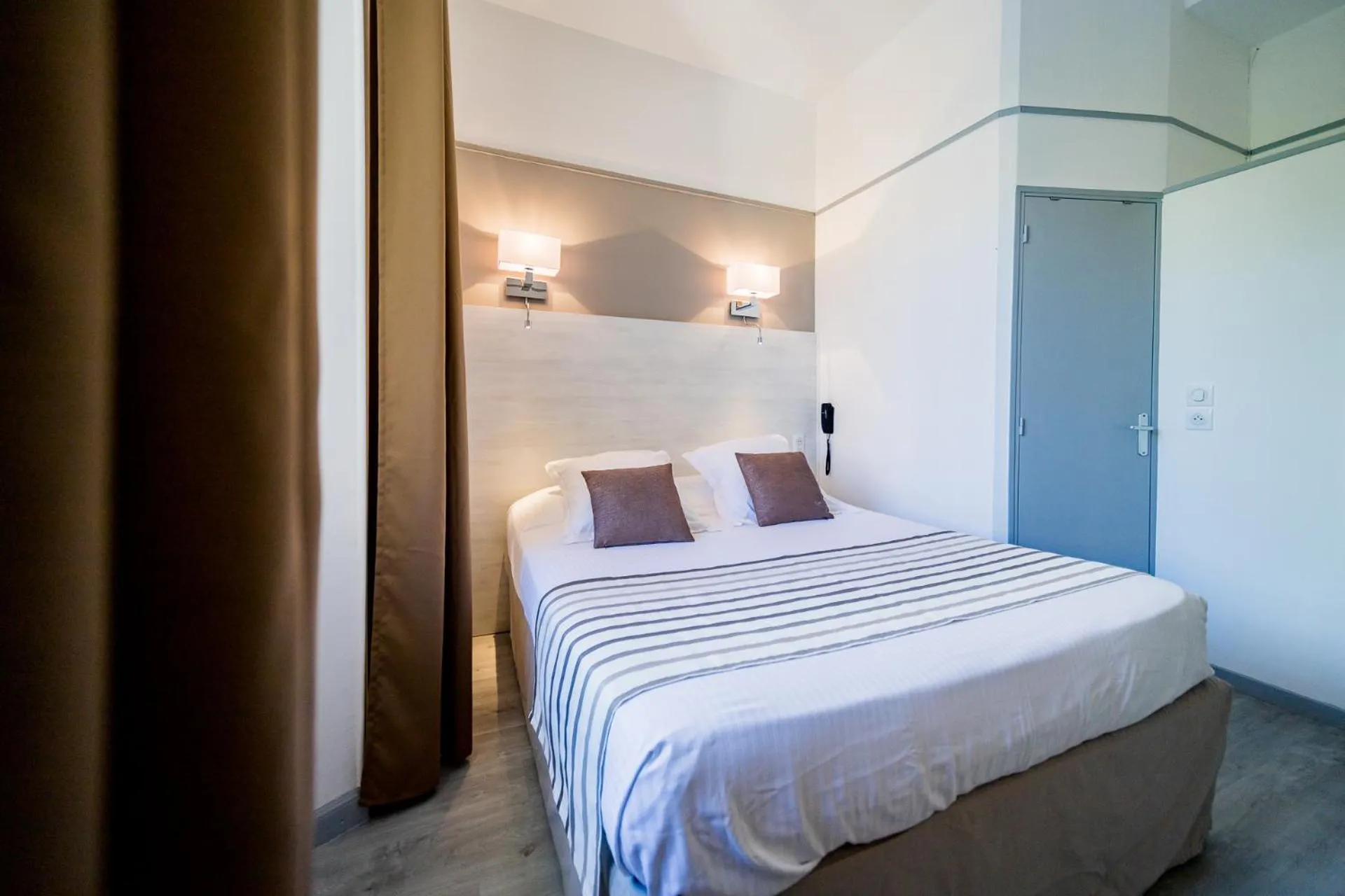 Bed in Hôtel Le Rabelais