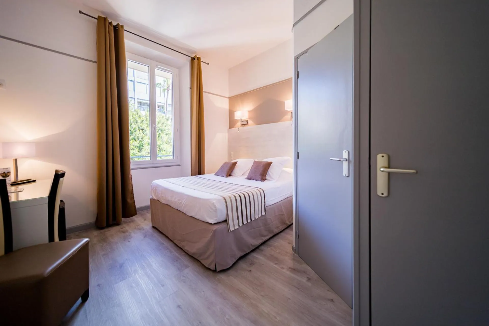 Bedroom, Bed in Hôtel Le Rabelais