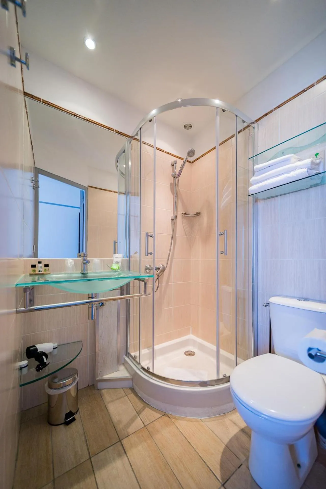 Bathroom in Hôtel Le Rabelais