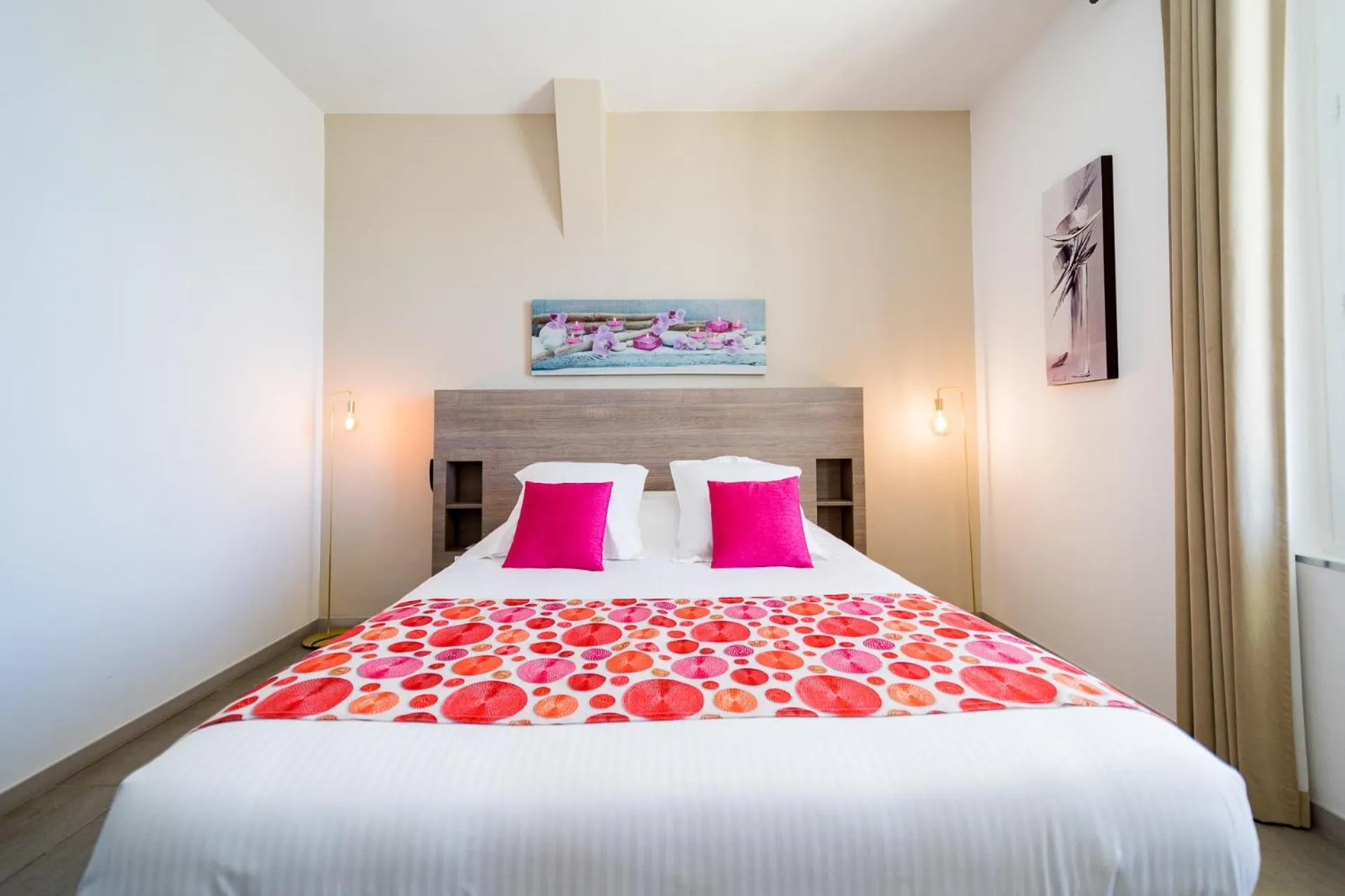 Bed in Hôtel Le Rabelais