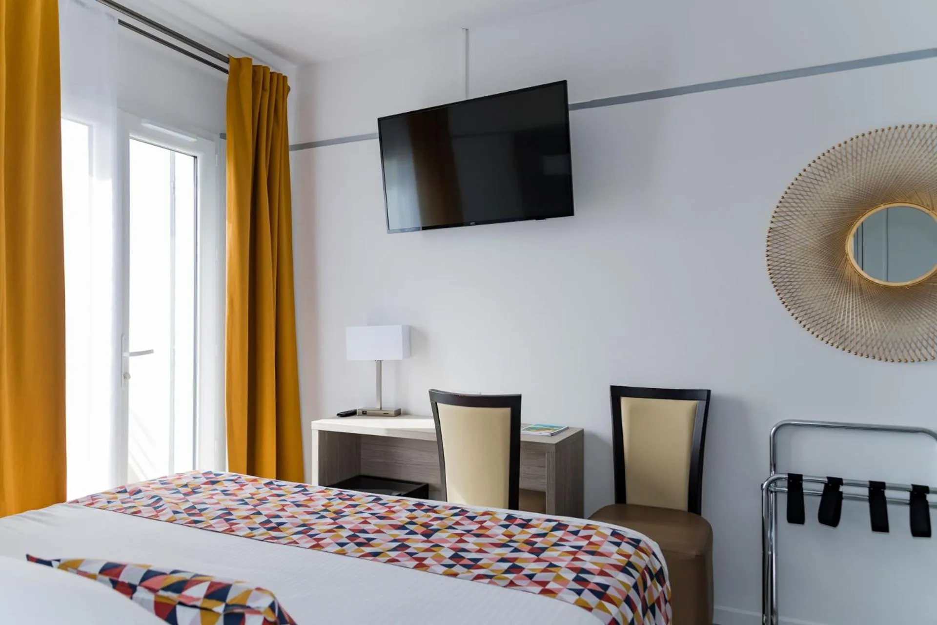 Bedroom, Bed in Hôtel Le Rabelais