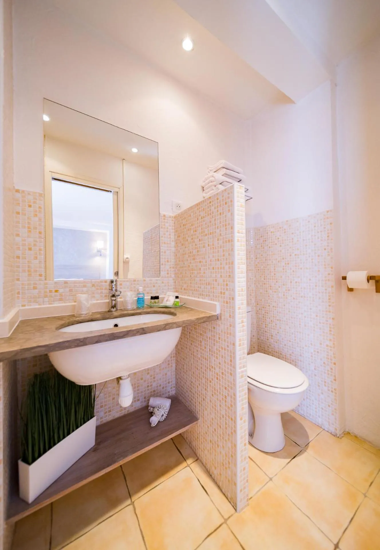 Bathroom in Hôtel Le Rabelais
