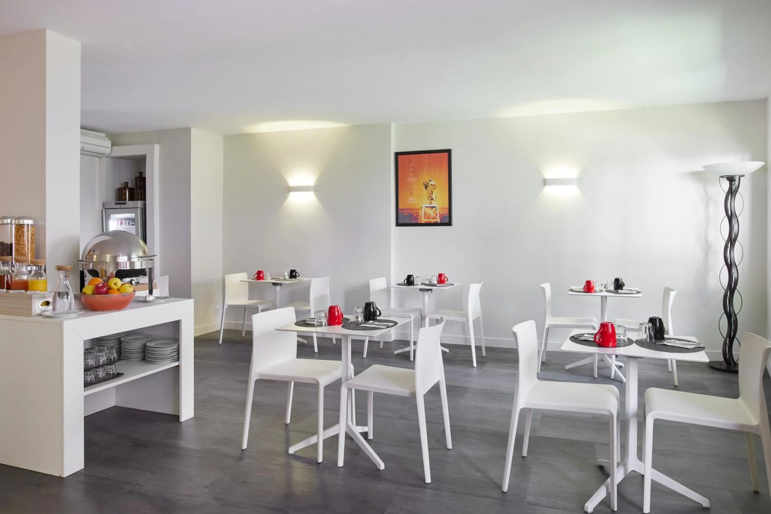 Restaurant/places to eat in Hotel Abrial