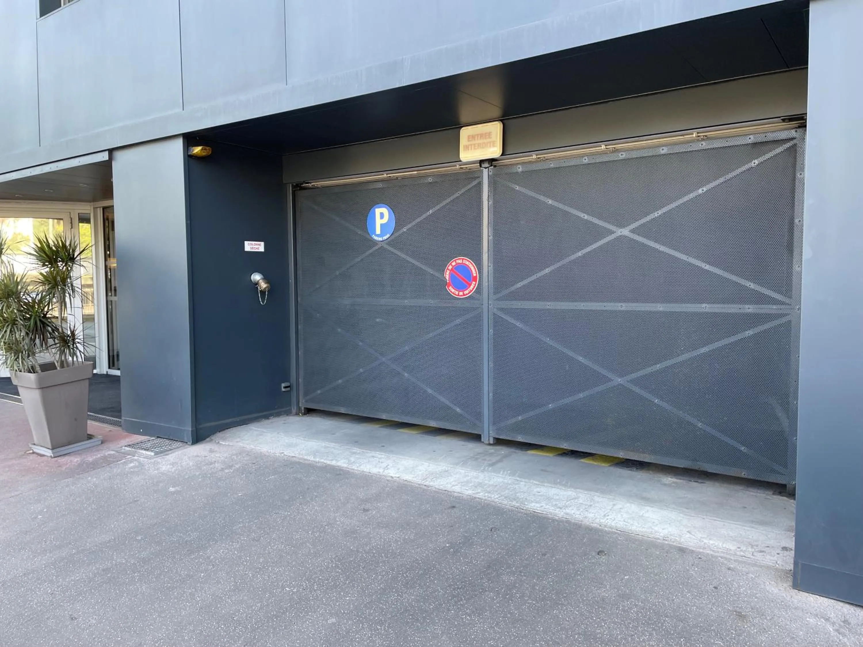 Parking in Hotel Abrial