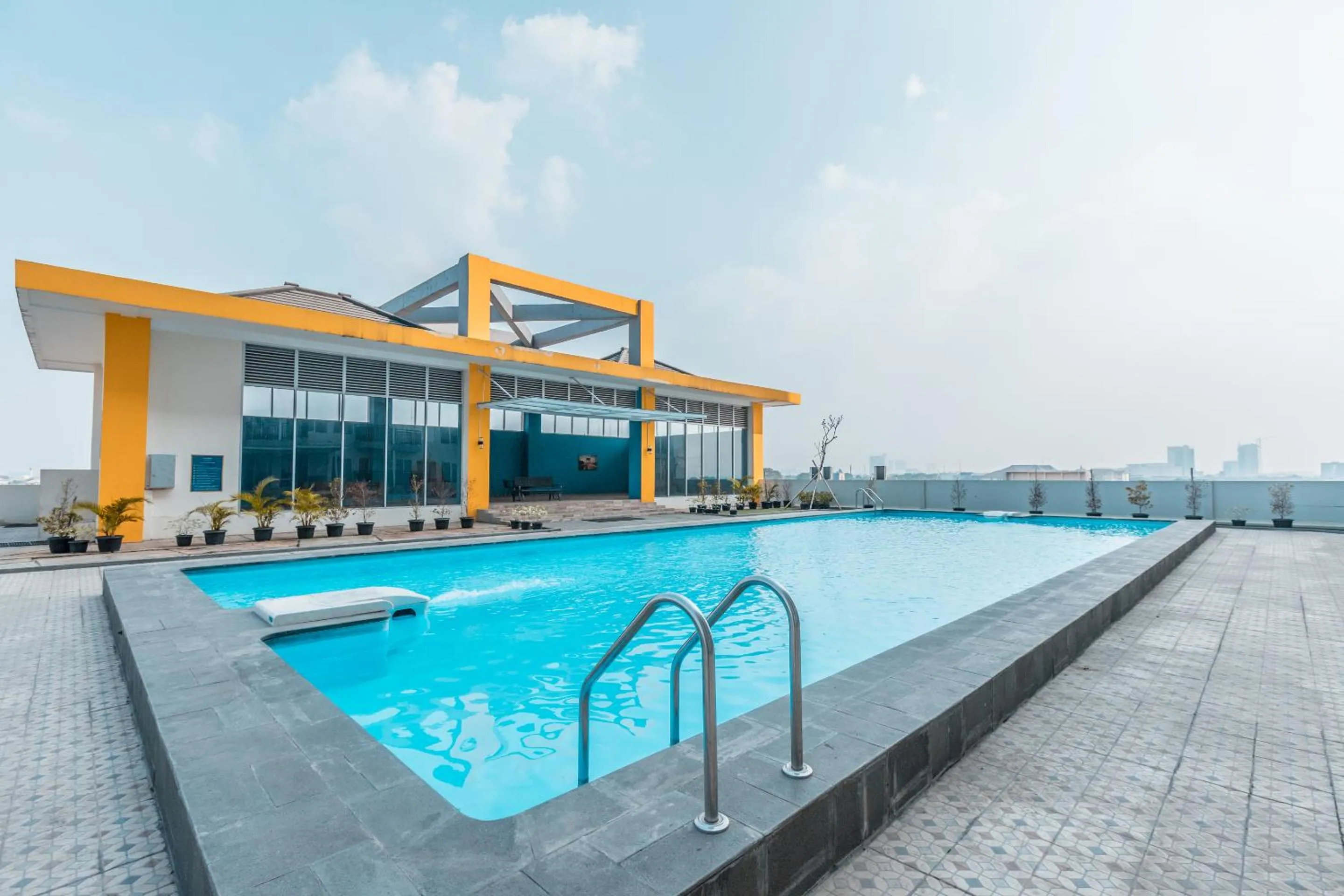 Swimming Pool in OYO Flagship 766 Prima Orchard