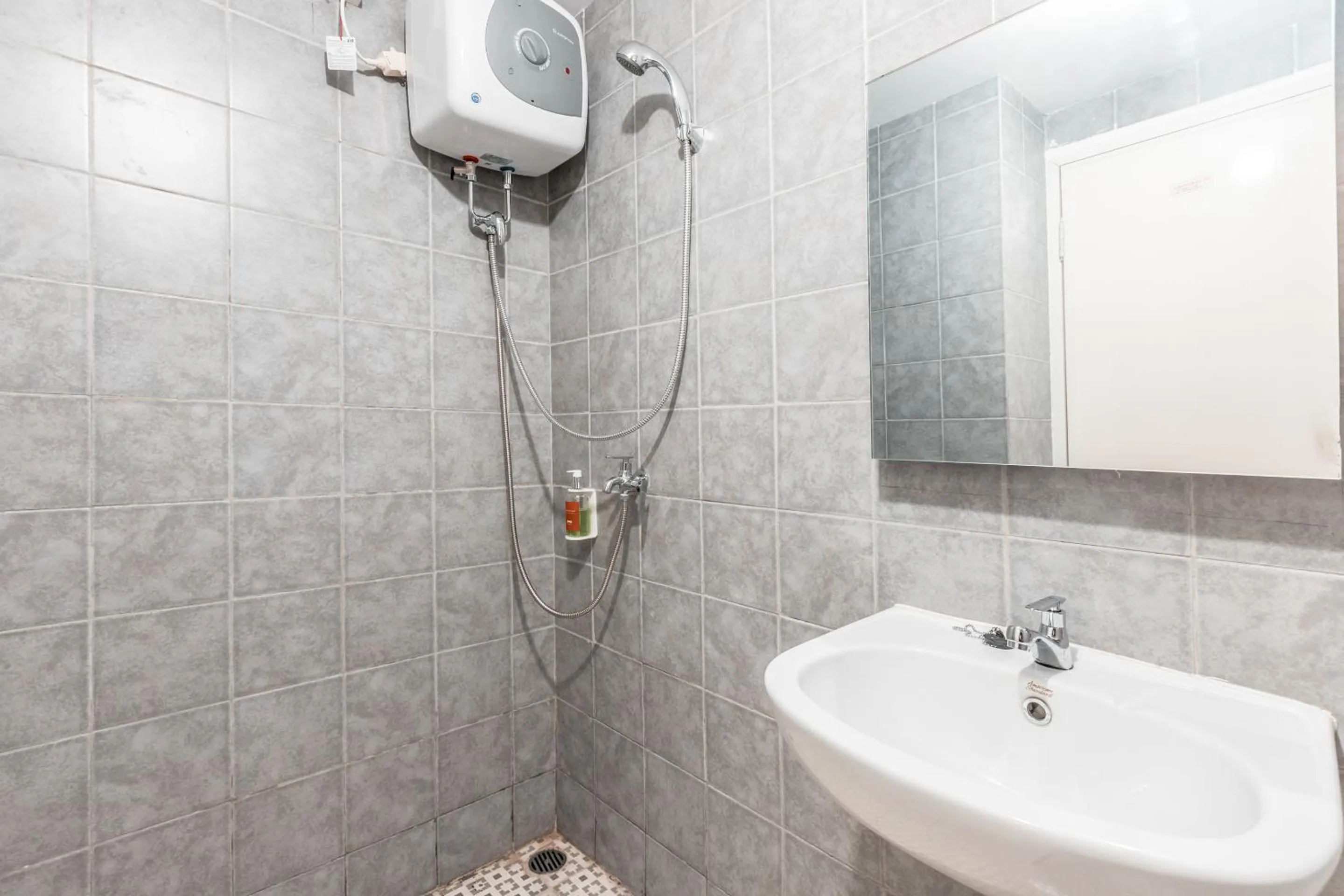 Bathroom in OYO Flagship 766 Prima Orchard