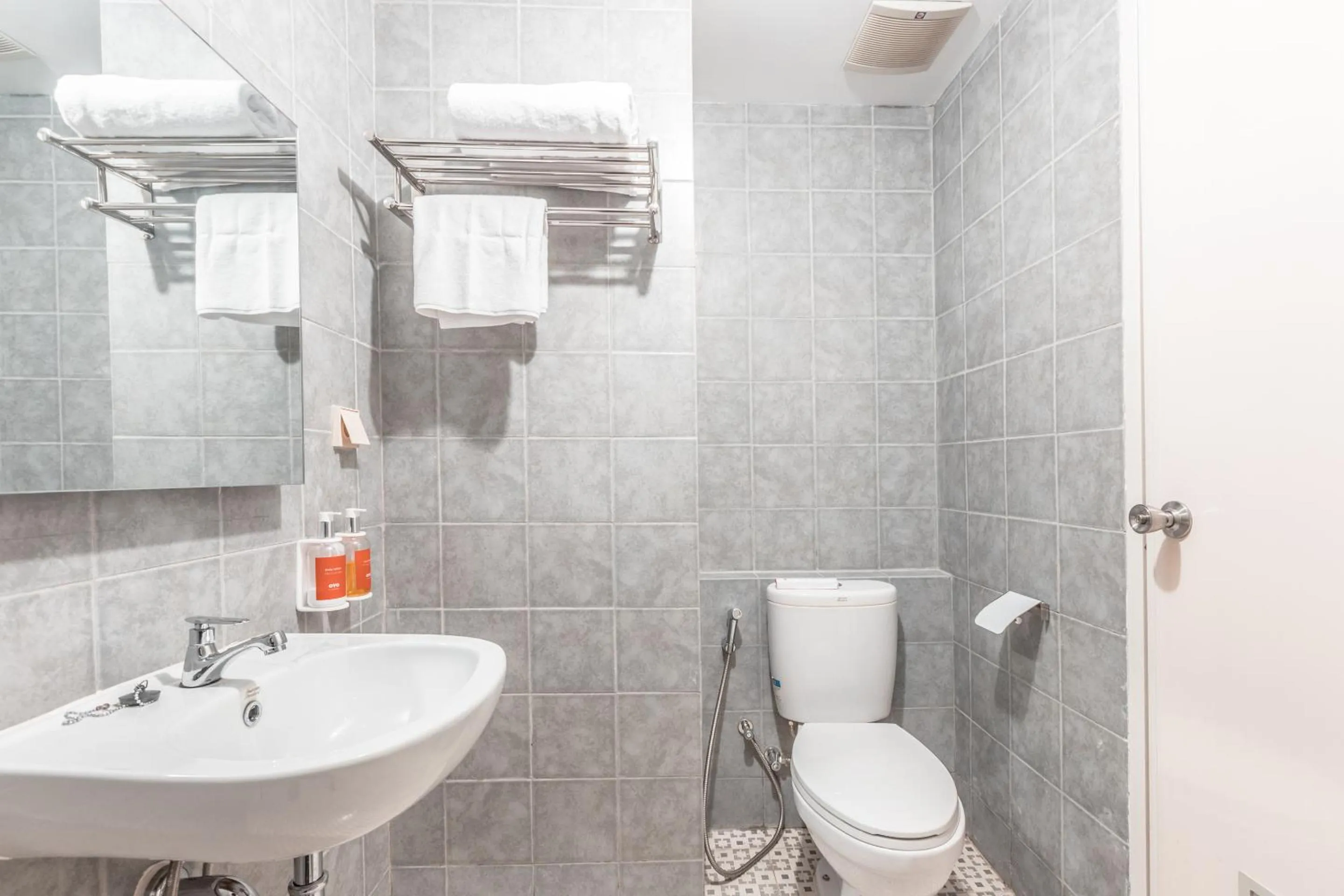 Bathroom in OYO Flagship 766 Prima Orchard