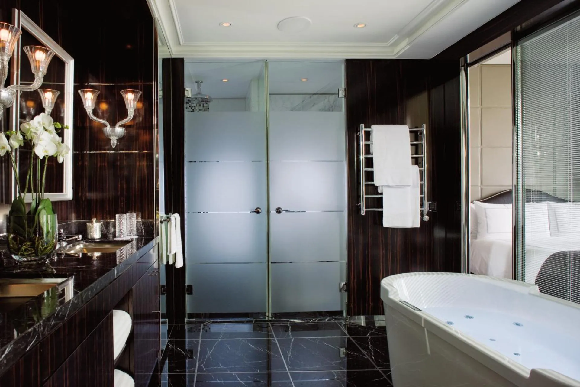 Shower, Bed in Four Seasons Hotel des Bergues Geneva