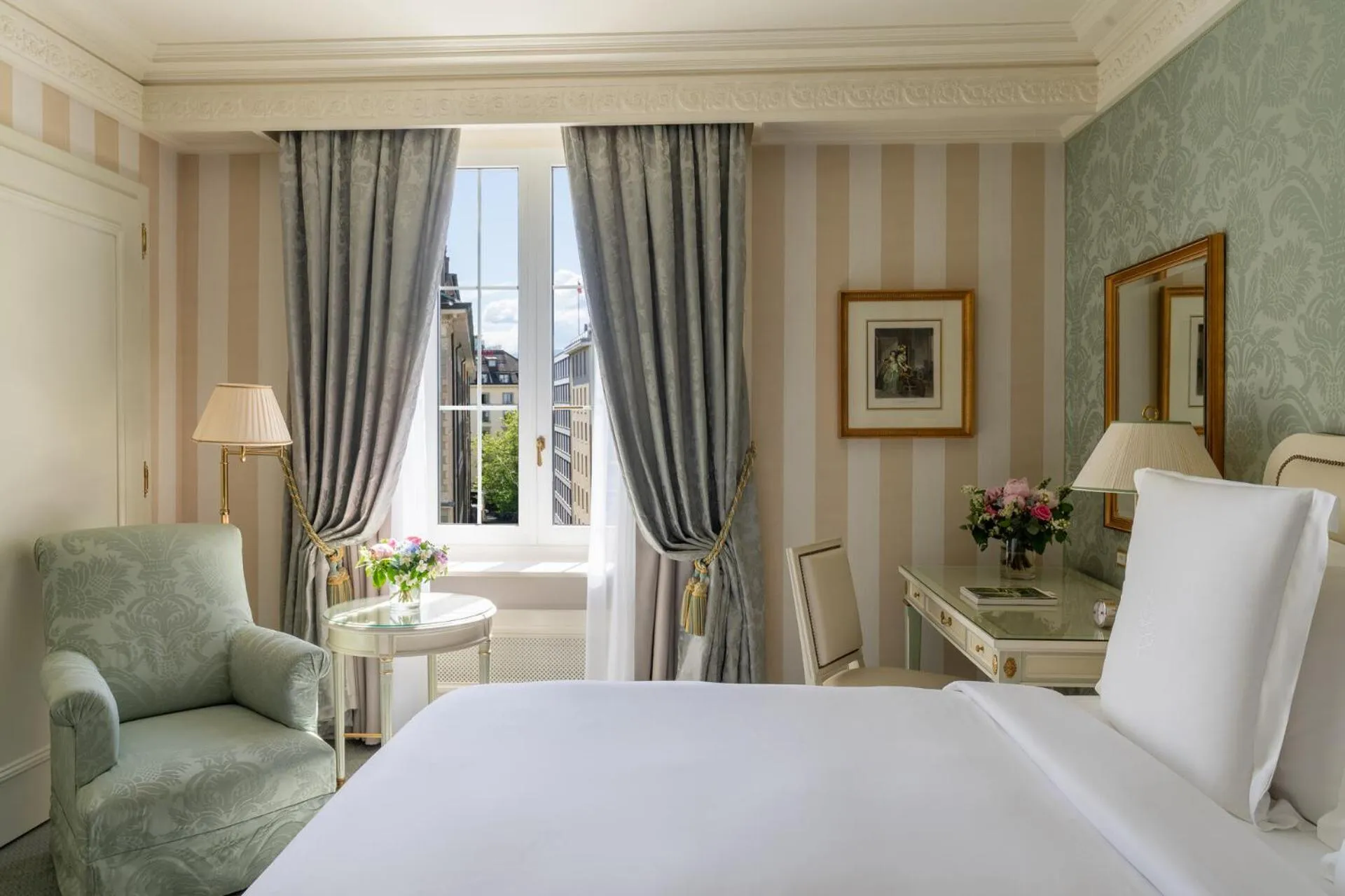 Bedroom, Bed in Four Seasons Hotel des Bergues Geneva