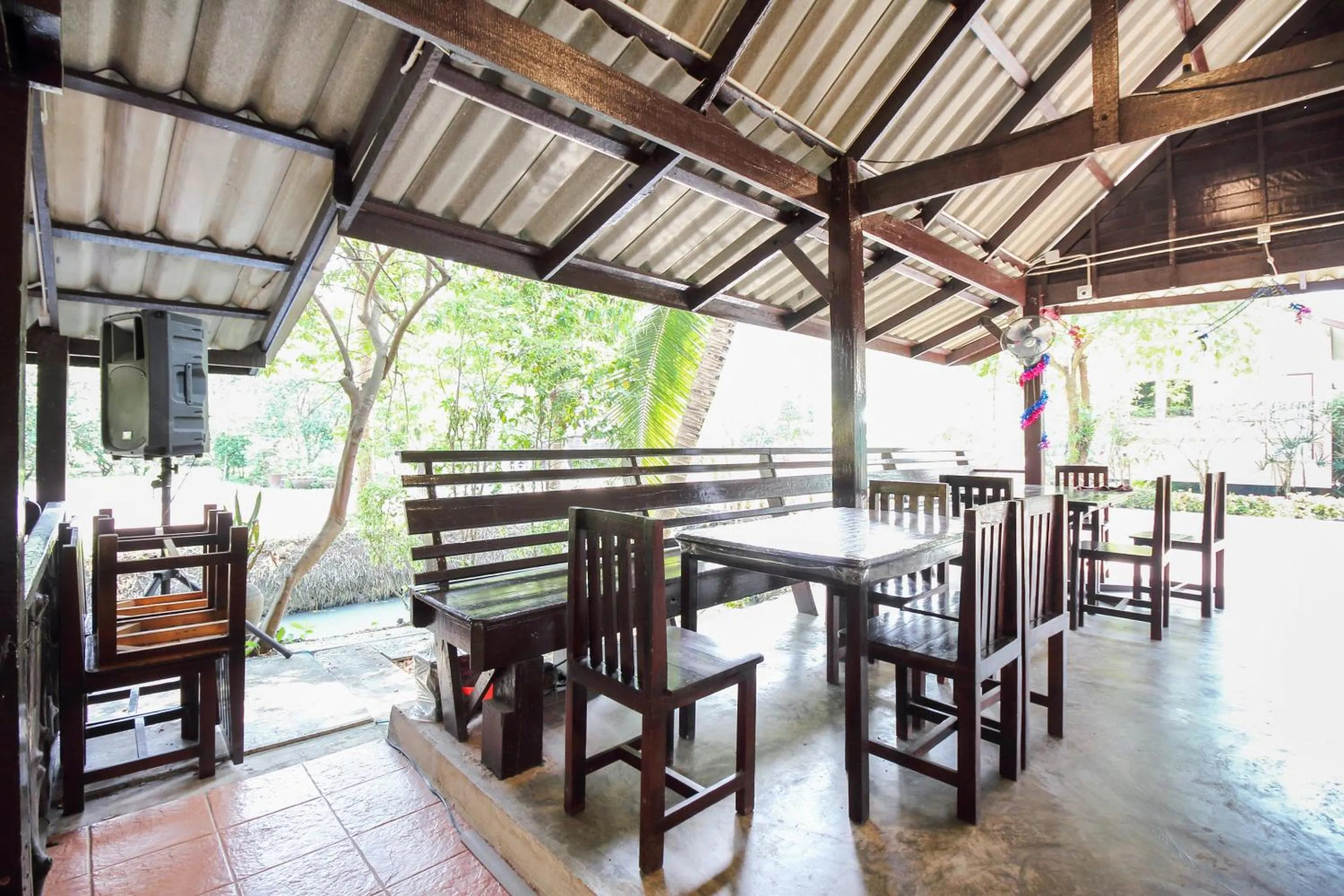 Restaurant/places to eat in OYO 606 Baan Suansabai Pleanpanmai Resort Amphawa