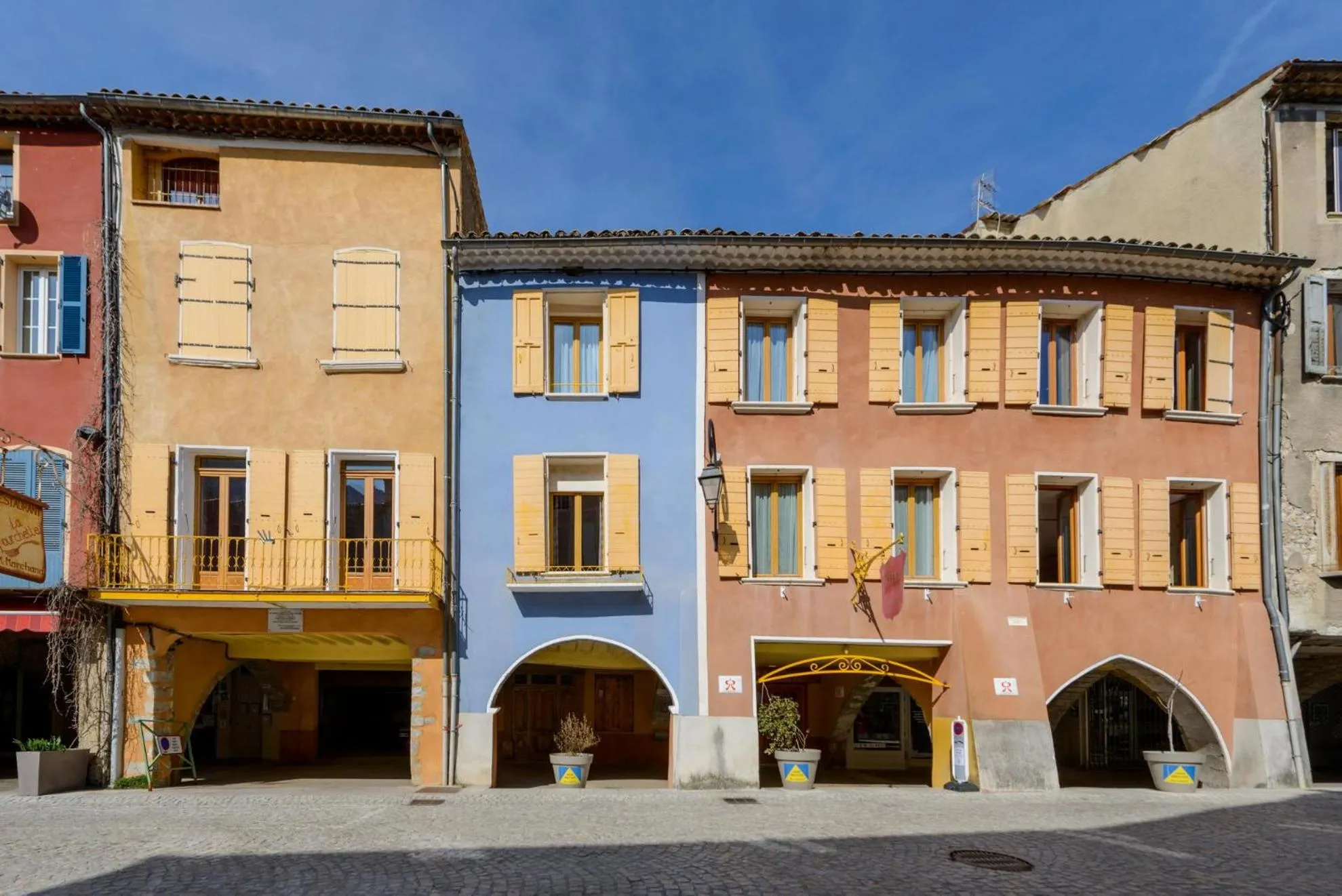 Property building in Les Arcades Le Lion D'or