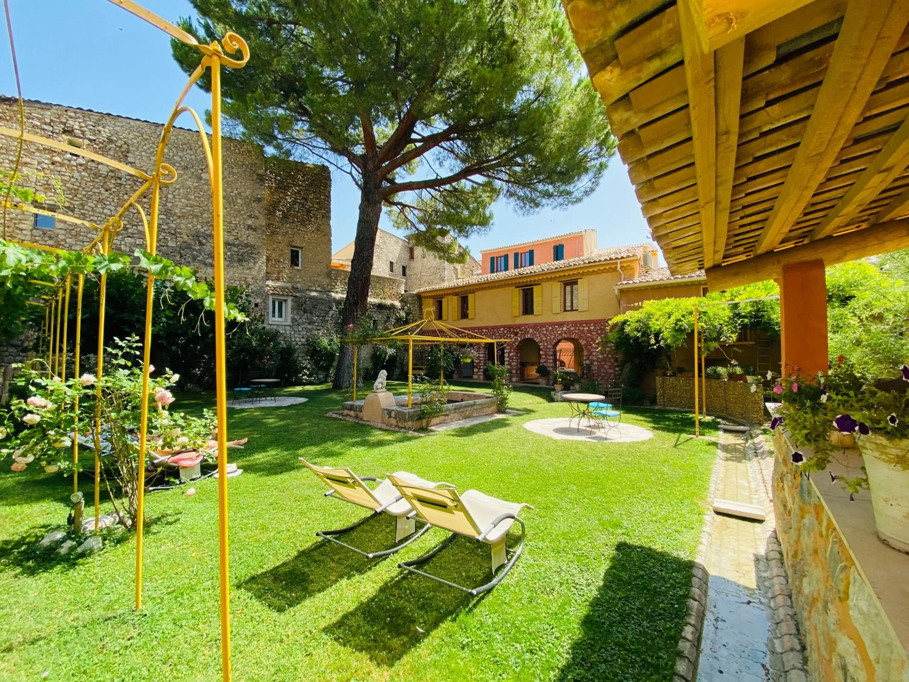 Property building in Les Arcades Le Lion D'or