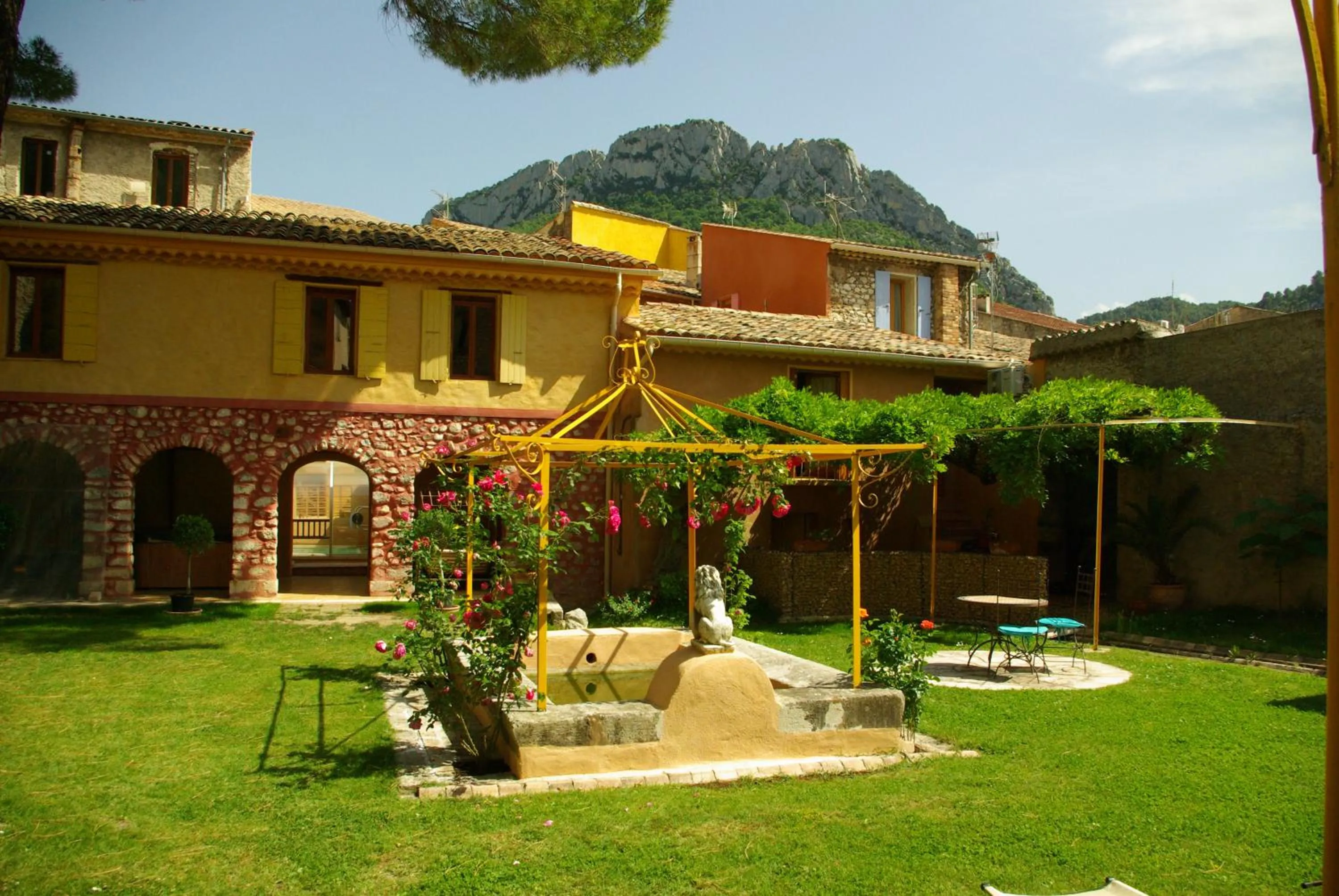 Property building in Les Arcades Le Lion D'or