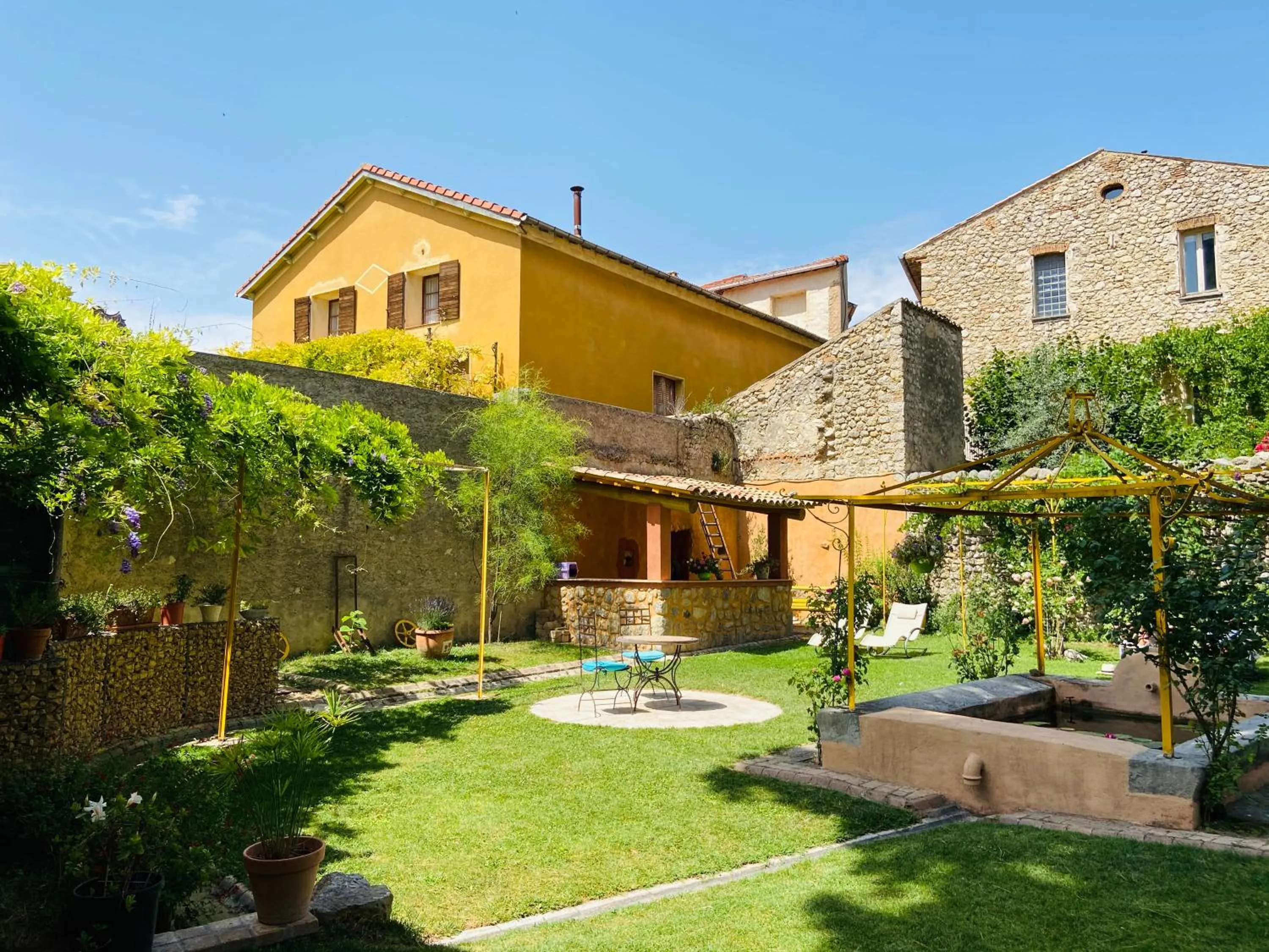 Garden in Les Arcades Le Lion D'or