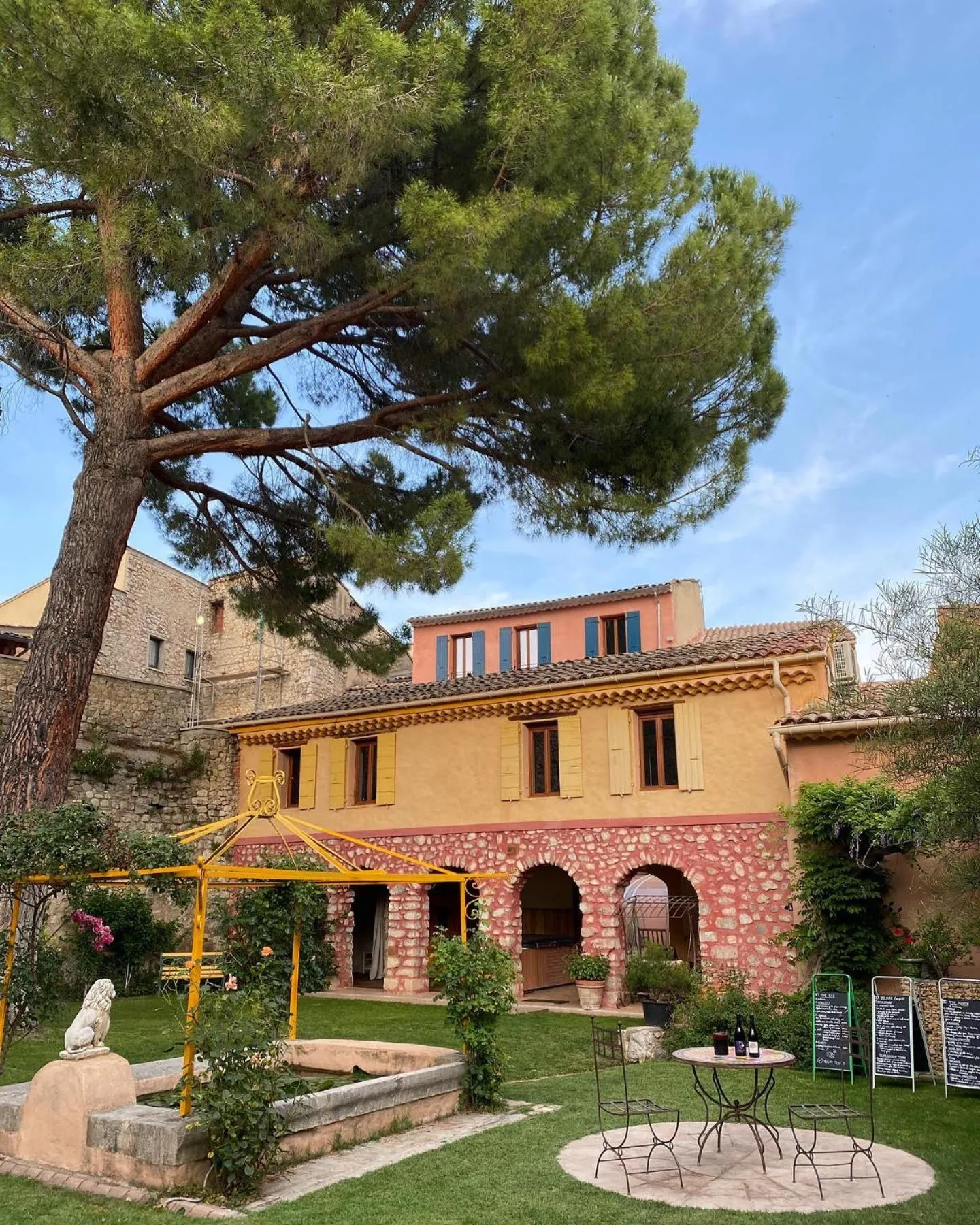 Property building in Les Arcades Le Lion D'or