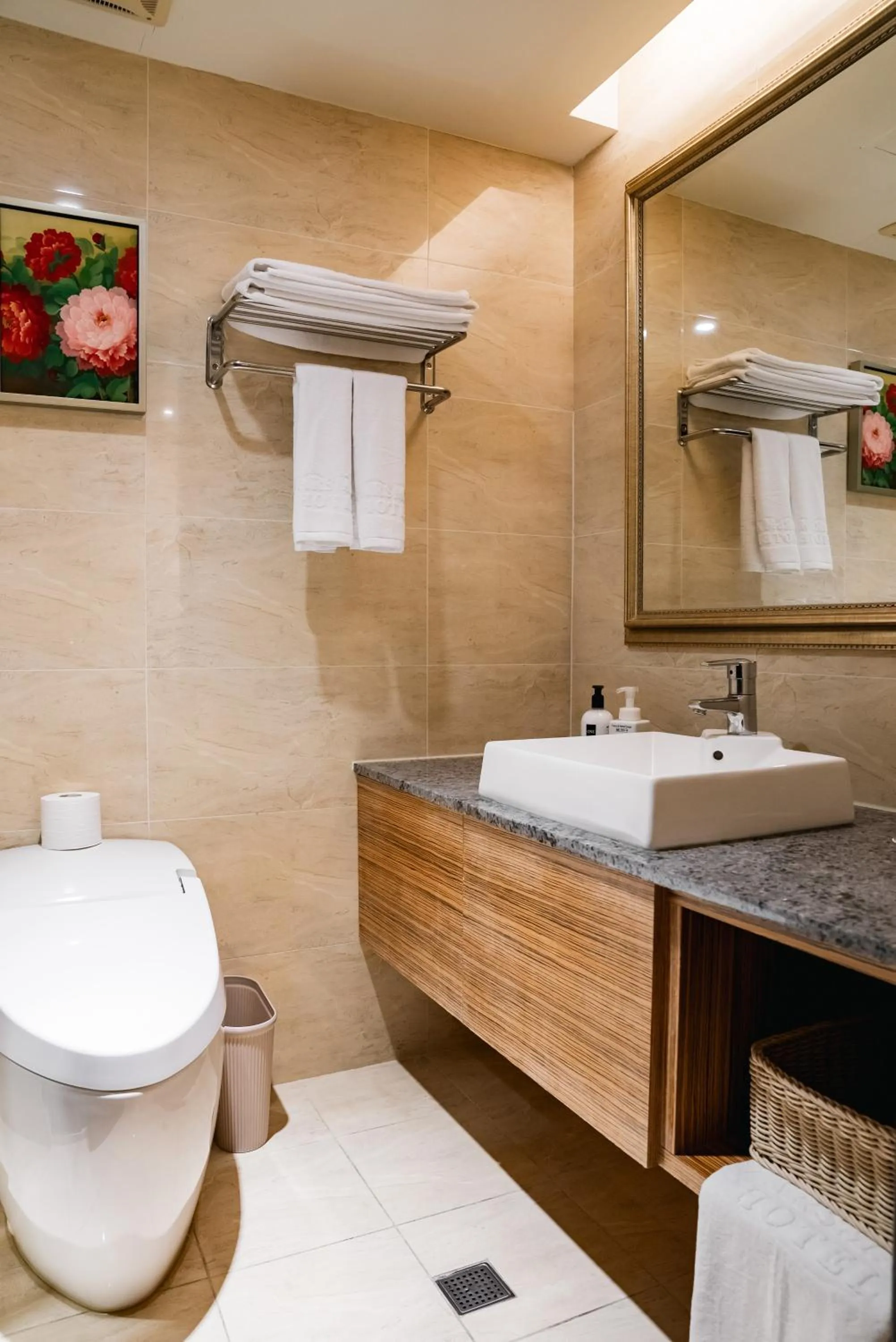 Toilet in Arsma Hotel