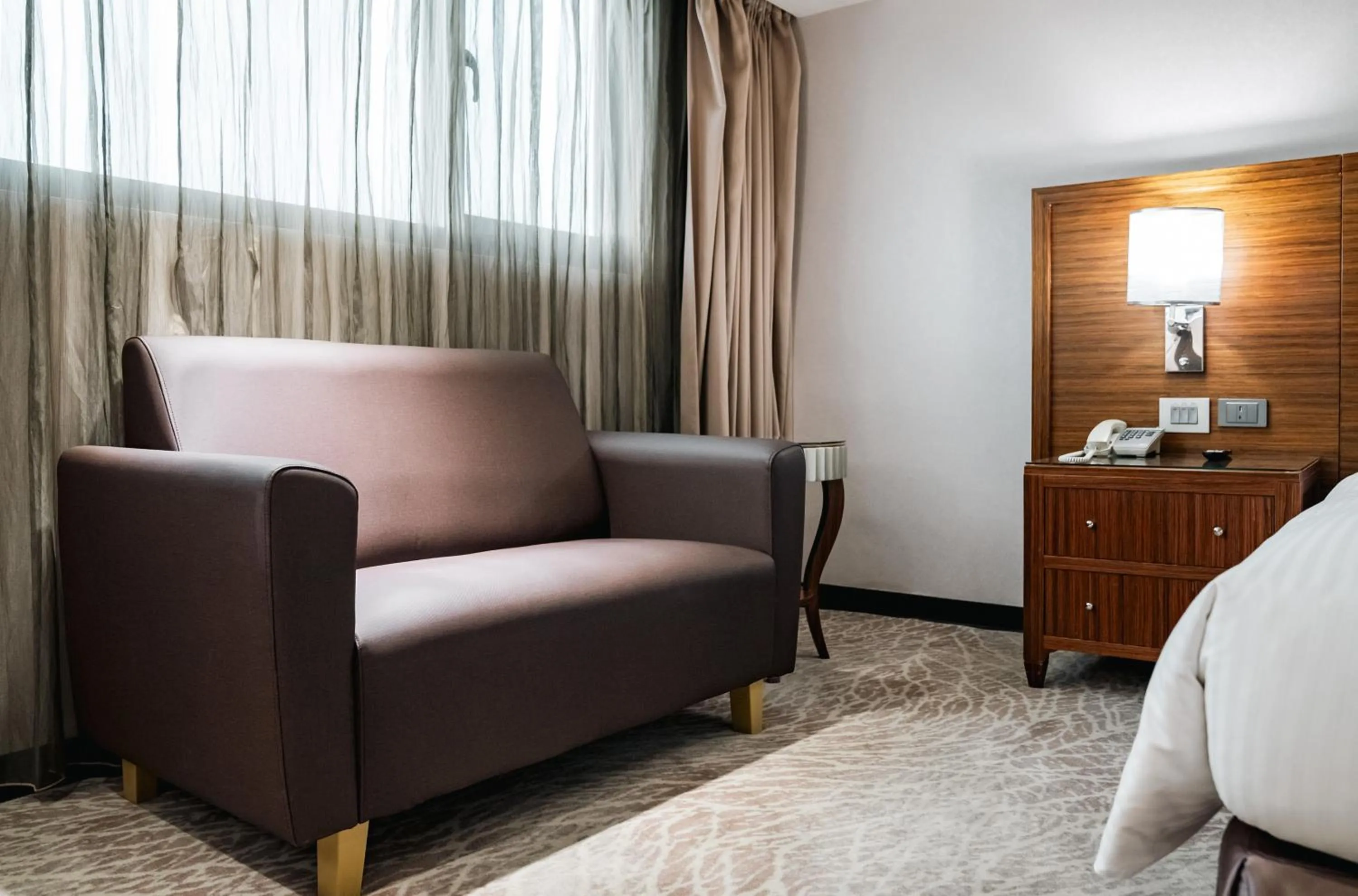 Seating area, Bed in Arsma Hotel