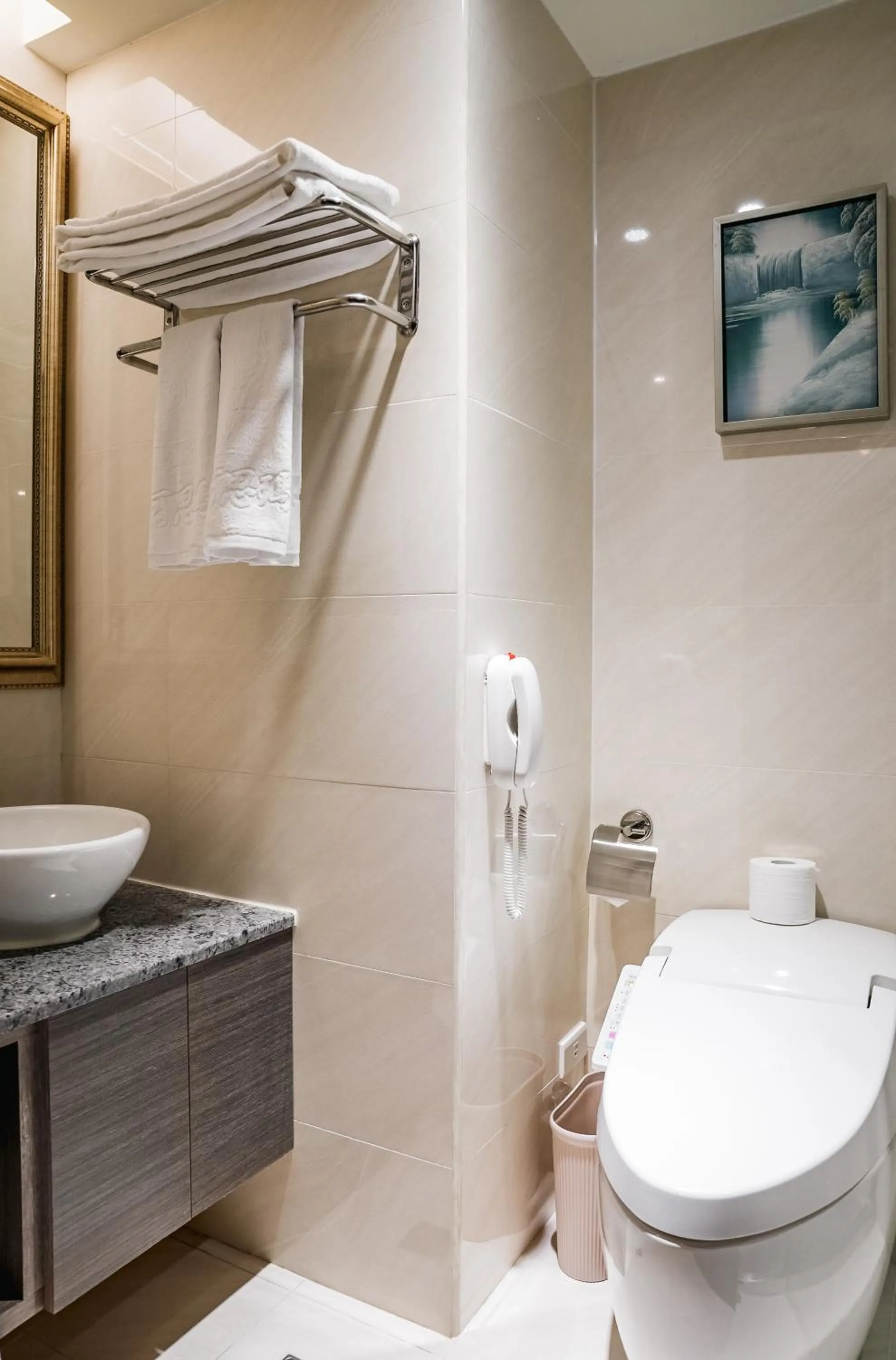 Toilet in Arsma Hotel