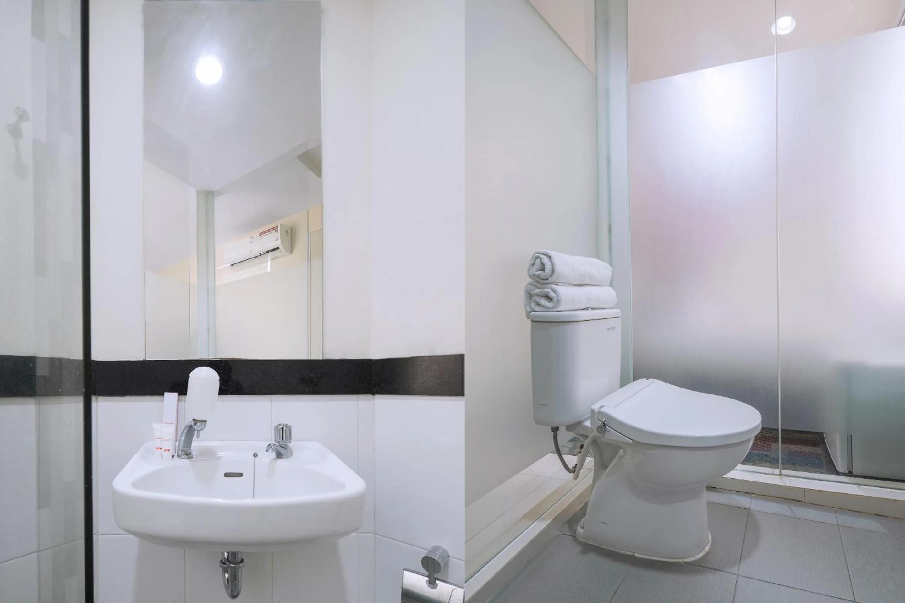 Bathroom in Capital O 1121 Orienchi 2