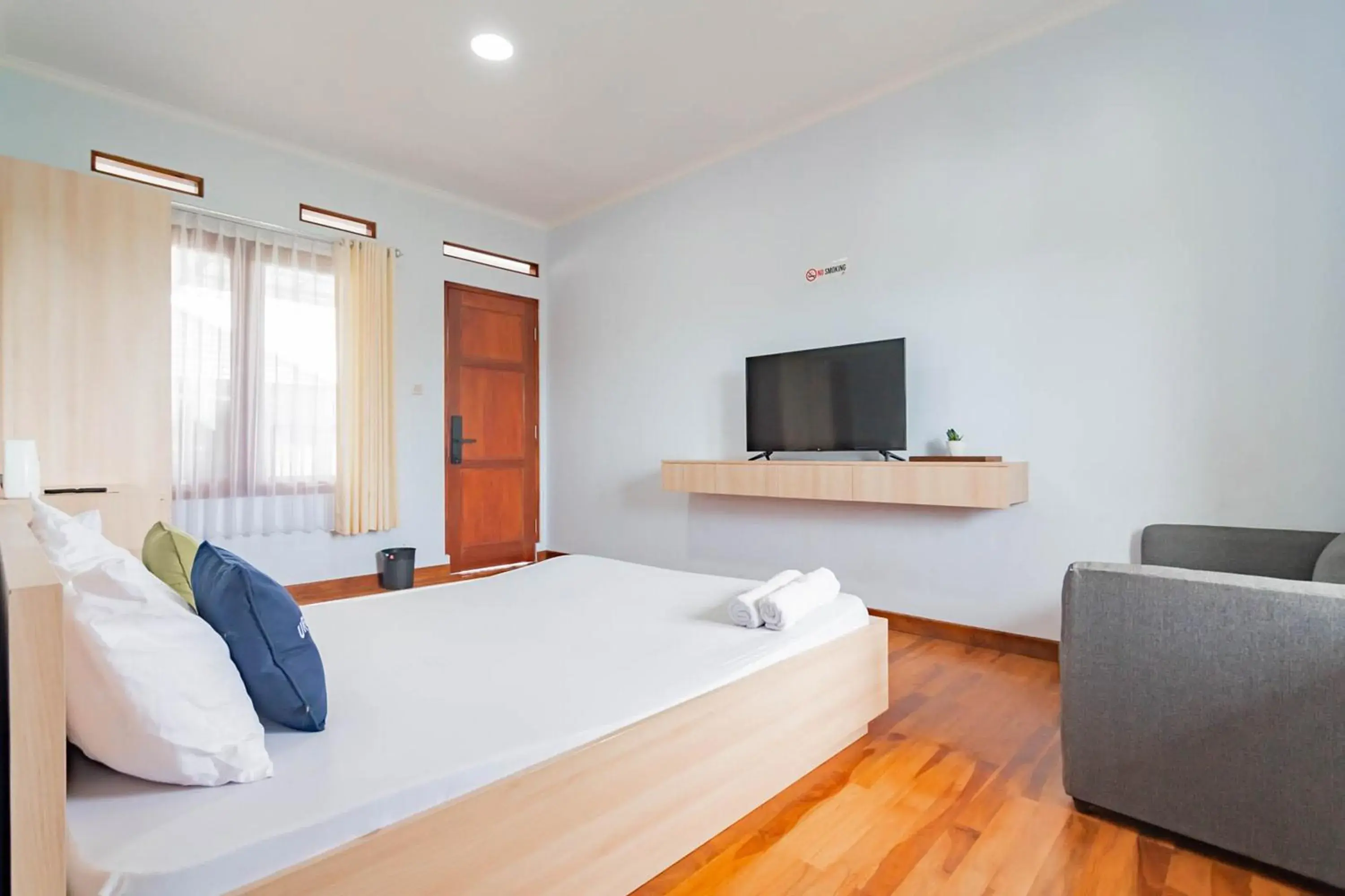 Bedroom, TV/Entertainment Center in Urbanview Hotel Maribaya Lembang Bandung