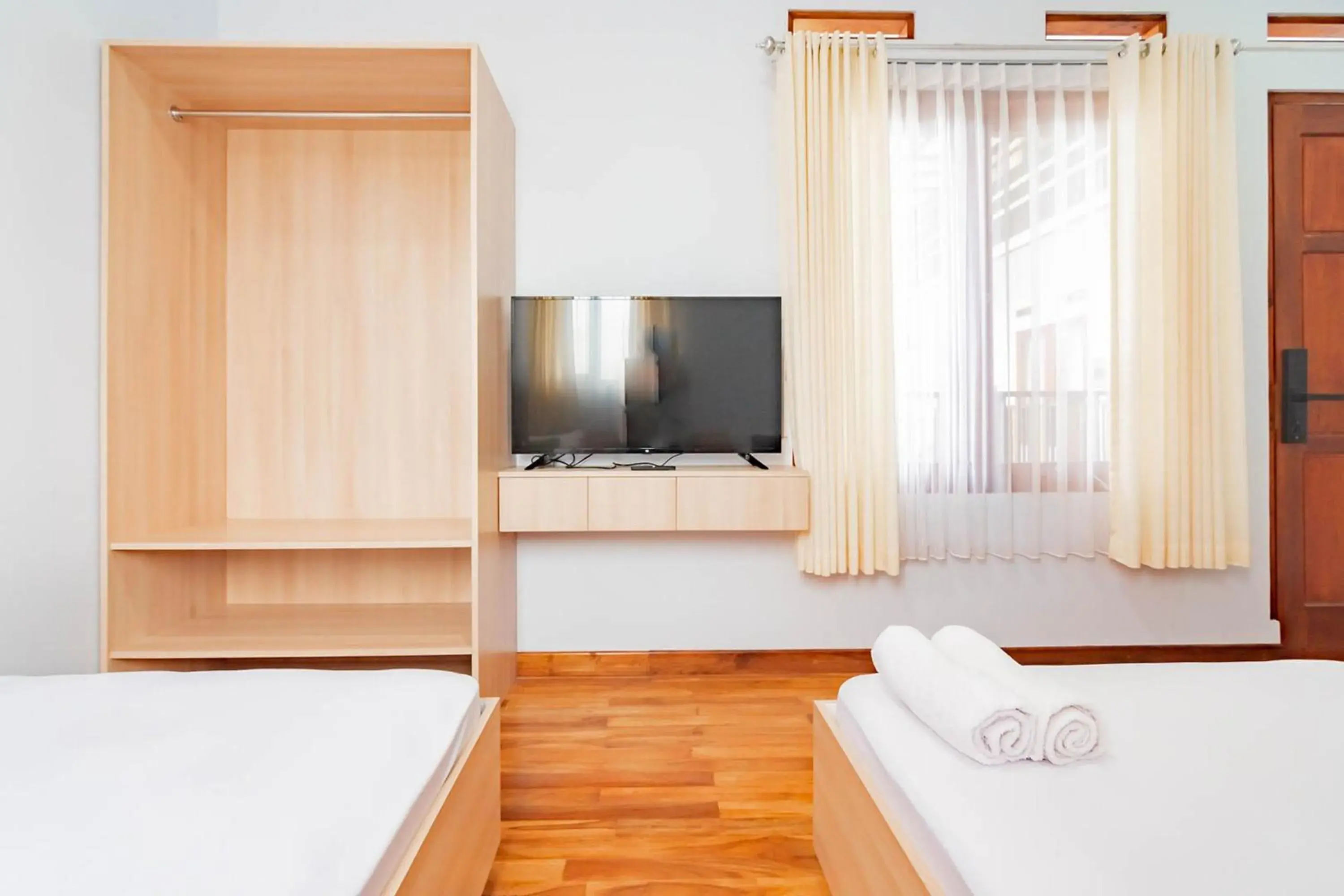 Bedroom, TV/Entertainment Center in Urbanview Hotel Maribaya Lembang Bandung