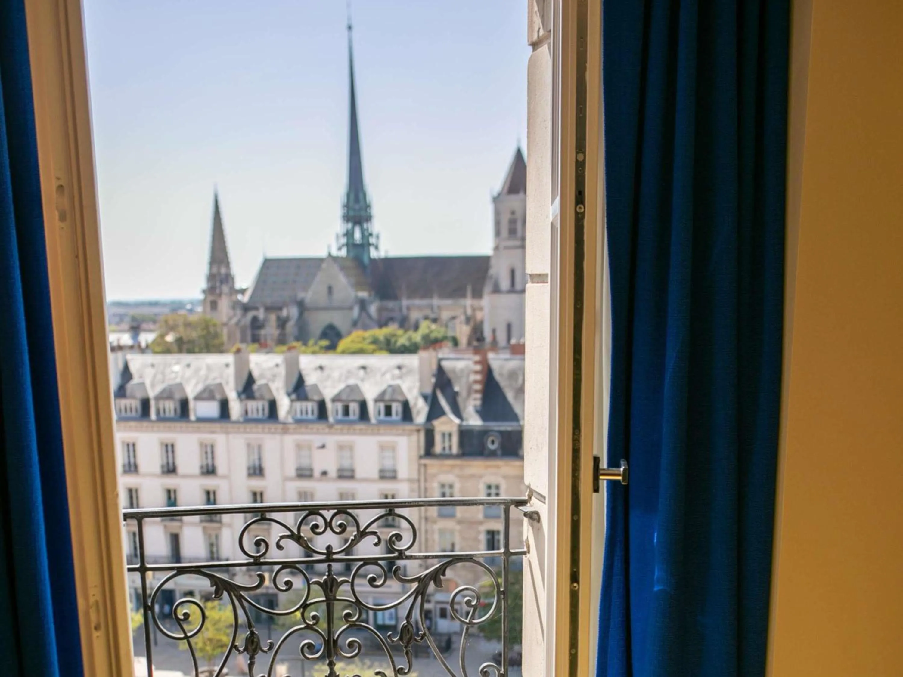 Bedroom in Grand Hôtel La Cloche Dijon - MGallery Collection