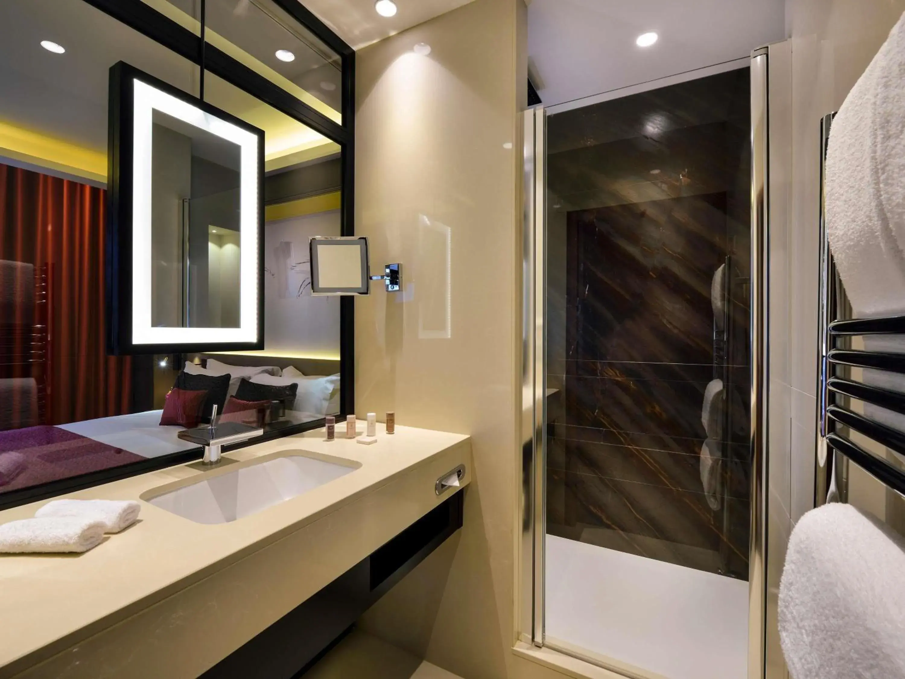 Superior Twin Room in Grand Hôtel La Cloche Dijon - MGallery Collection Superior Twin Room in Grand Hôtel La Cloche Dijon - MGallery Collection