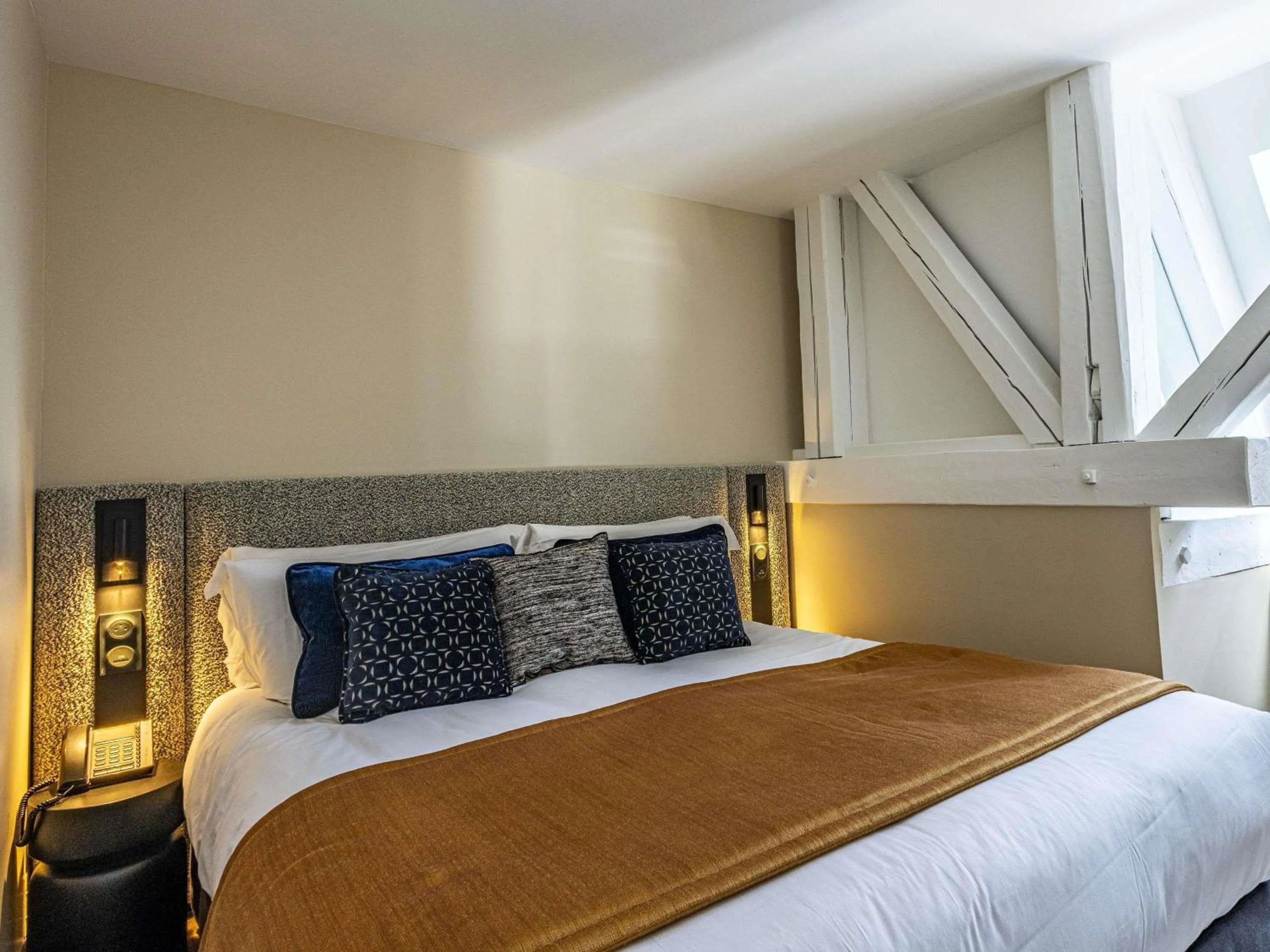 Bedroom, Bed in Grand Hôtel La Cloche Dijon - MGallery Collection