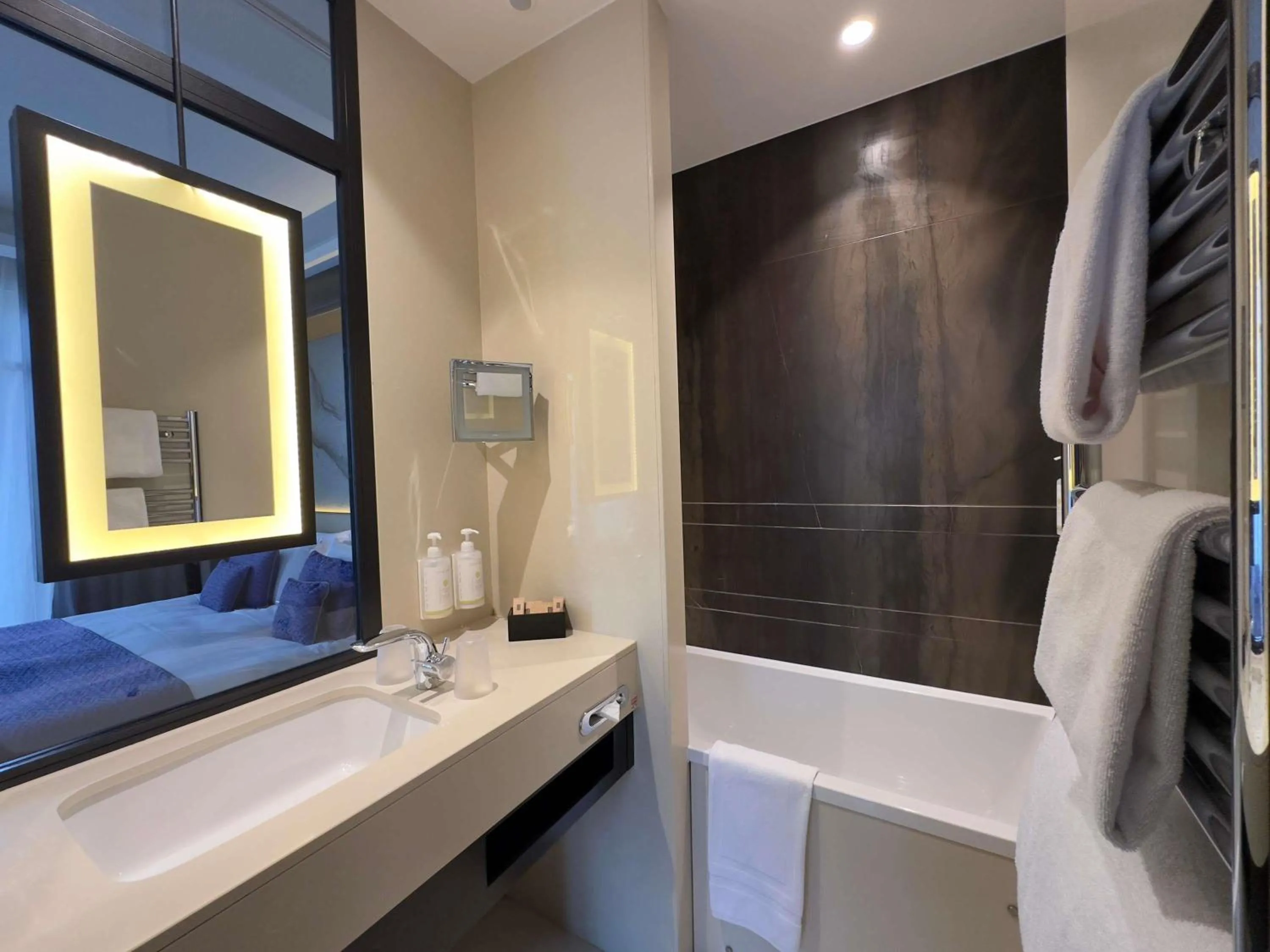 Bedroom, Bed in Grand Hôtel La Cloche Dijon - MGallery Collection