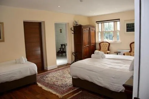 Photo of the whole room, Bed in Heather House