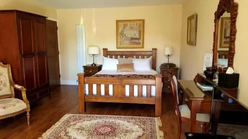 Photo of the whole room, Bed in Heather House