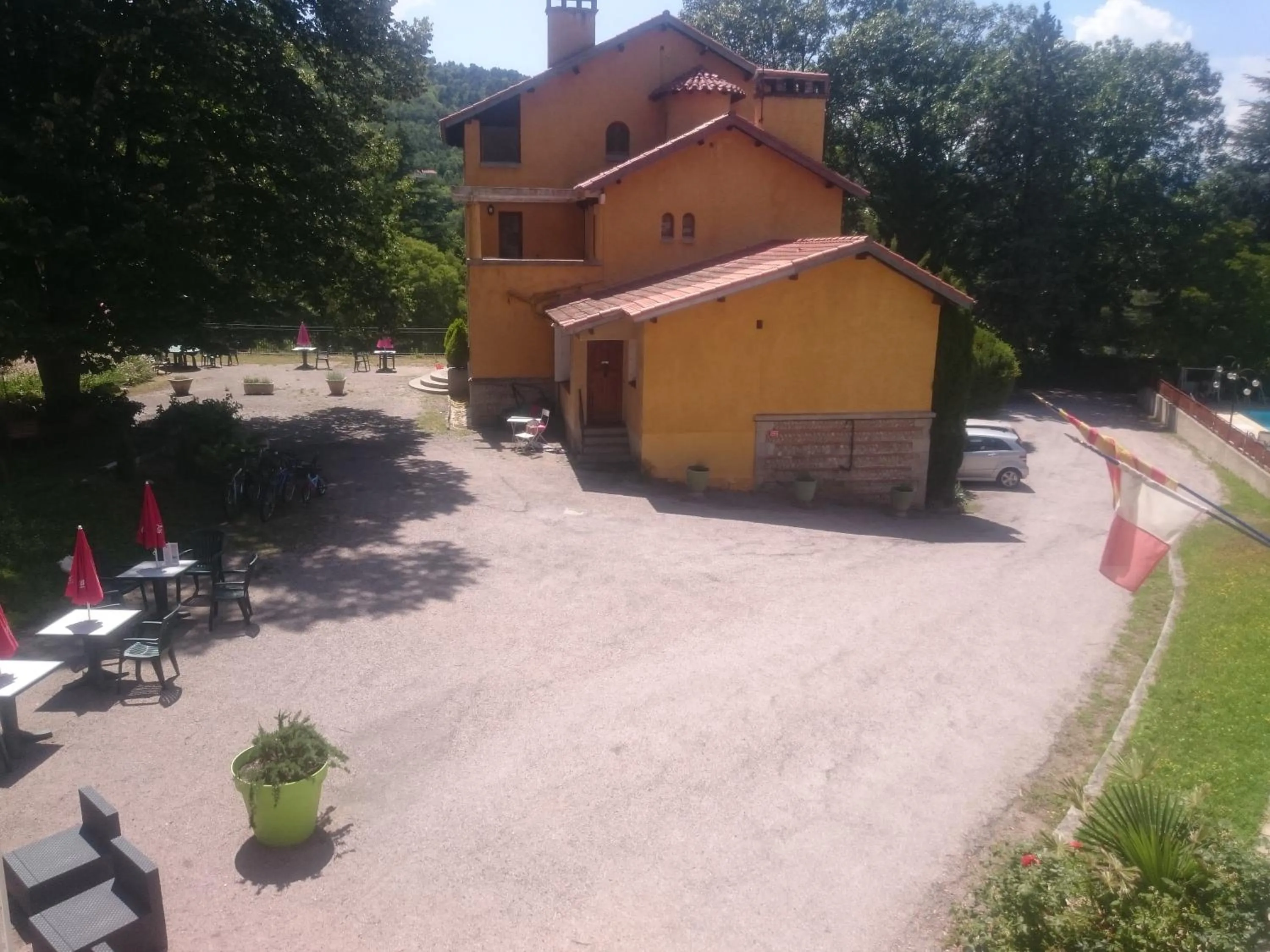 Garden view in Hotel Le Mas Fleuri